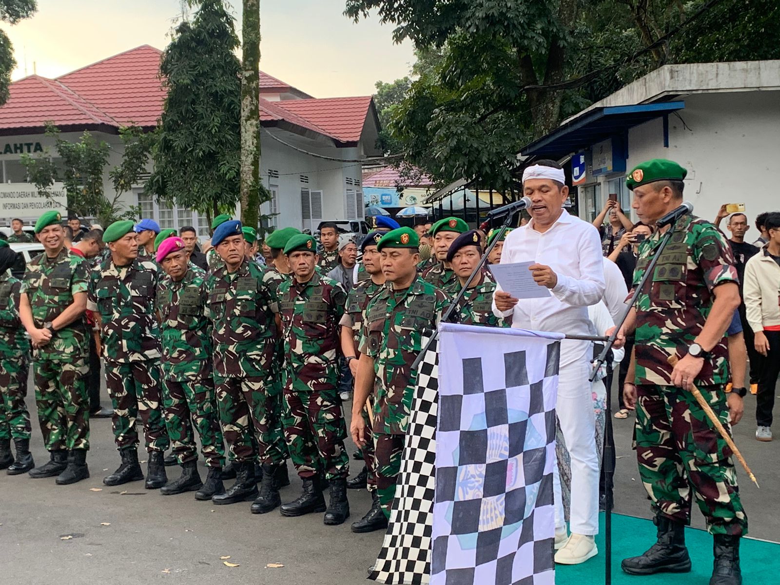 Komandan Lanal Bandung Hadiri Pelepasan Calon Taruna Akademi TNI TA. 2025 Tingkat Panselinda Bandung dan Panselindasus SMAT Krida Nusantara