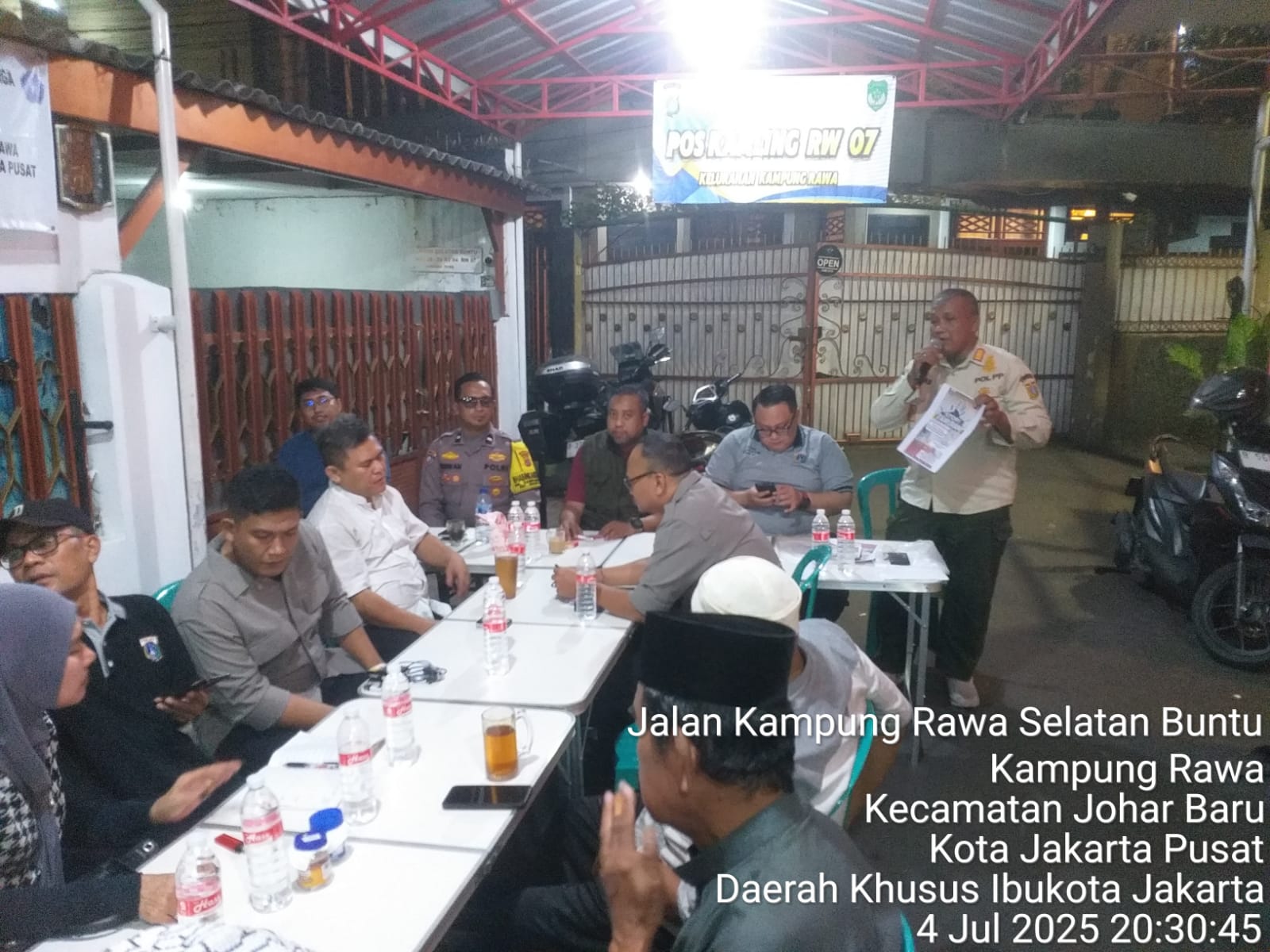 Tokoh Masyarakat dan Bhabinkamtibmas Hadiri Pertemuan Rutin RW 07 Kampung Rawa