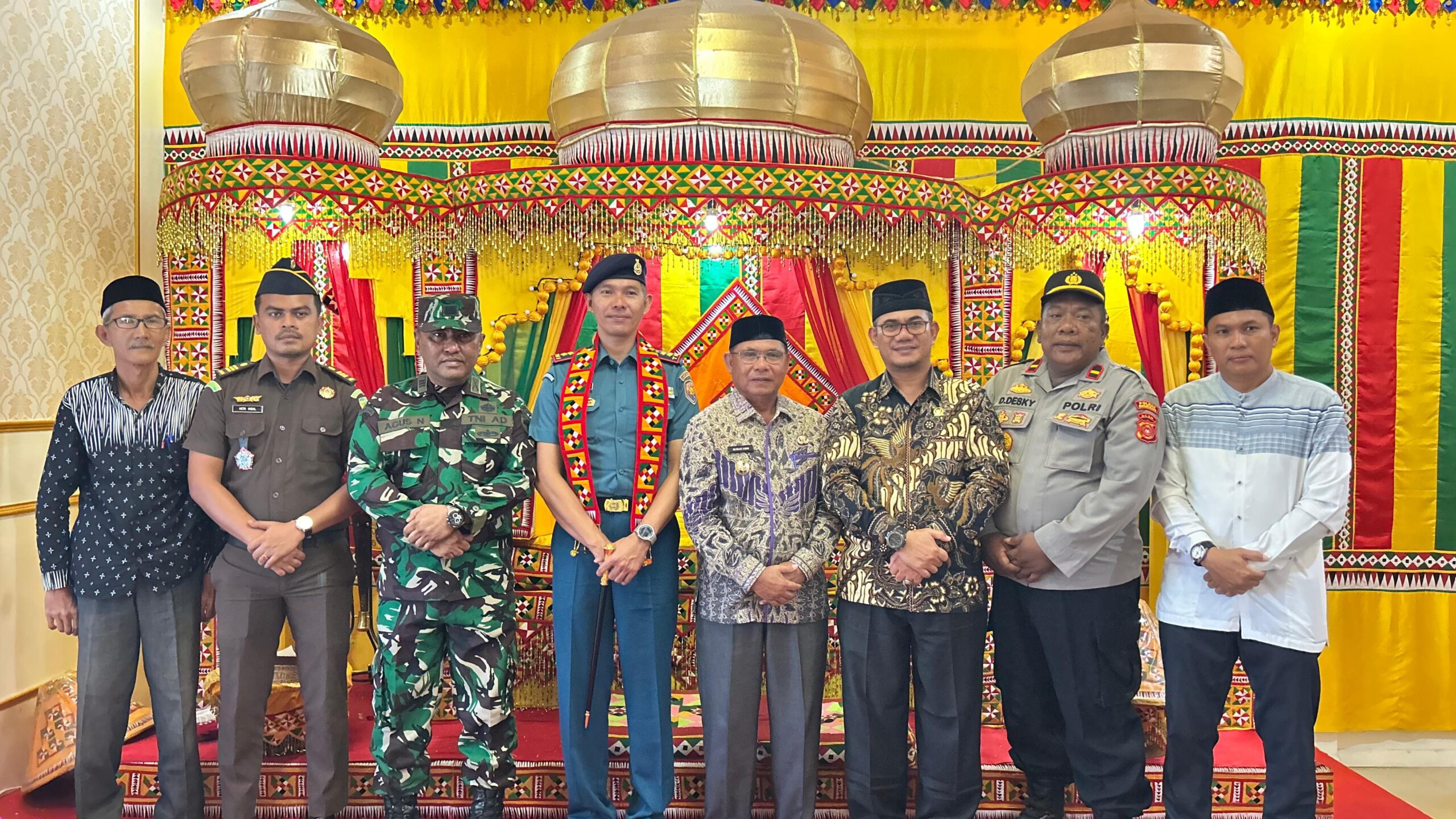 Danlanal Simeulue Disambut Dengan Tradisi Peusijeuk Oleh Forkopimda Kabupaten Simeulue