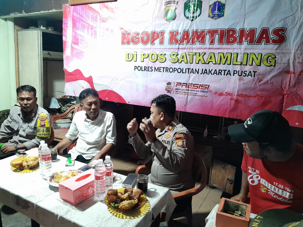 Ngopi Kamtibmas Bersama Tokoh Masyarakat Ketua RW 05, Polsek Kemayoran Ajak Warga Jauhi Judi Online dan Tawuran