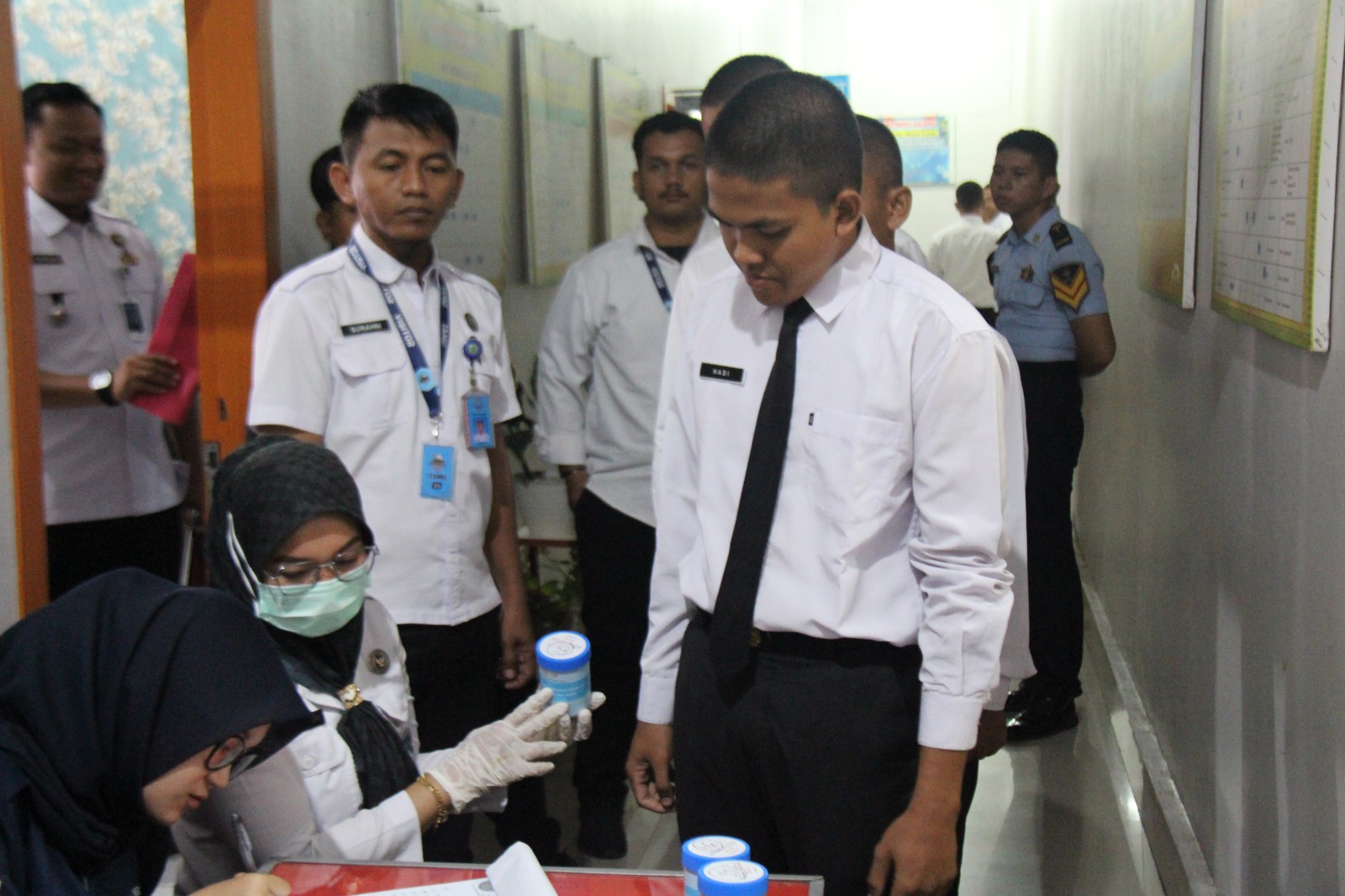 Gandeng BNN Pekanbaru, Petugas dan Warga Binaan Lapas Pekanbaru Gelar Tes Urin