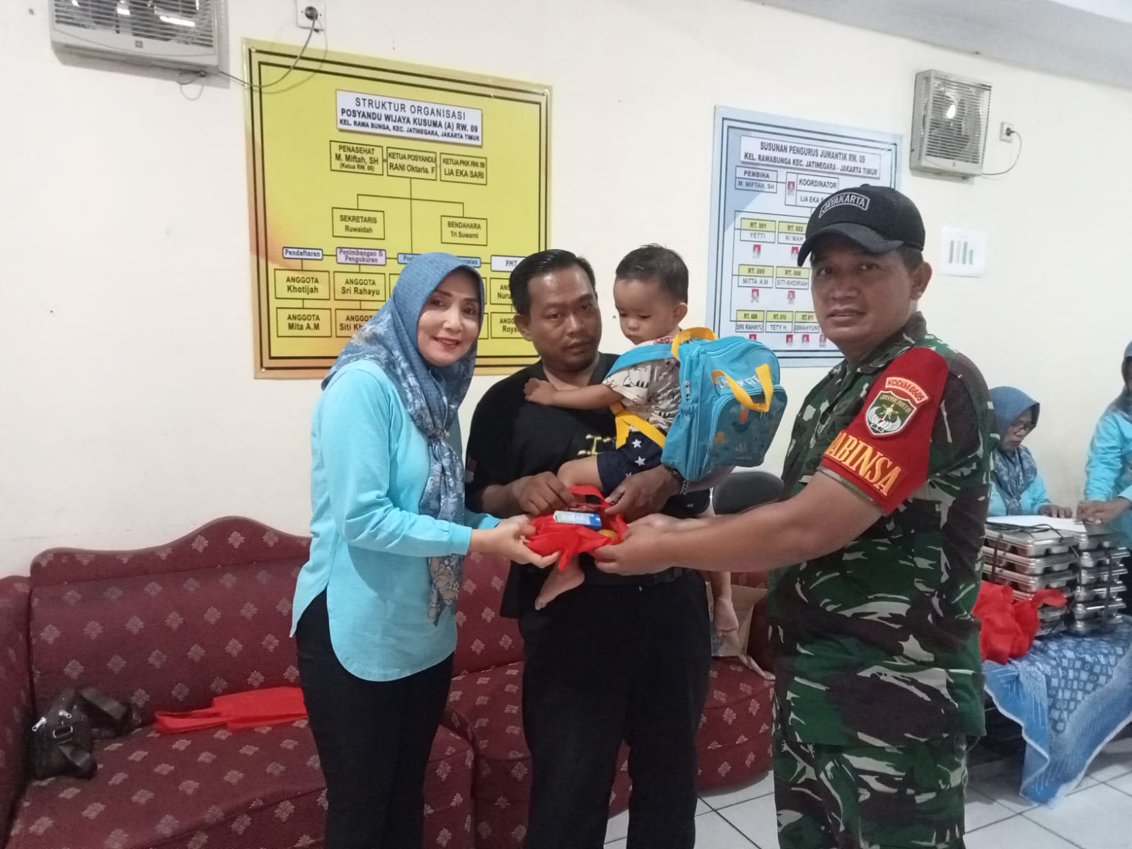 Babinsa Jatinegara Bantu Distribusikan Menu Makanan Kering untuk Balita, Ibu Hamil dan Ibu Menyusui.