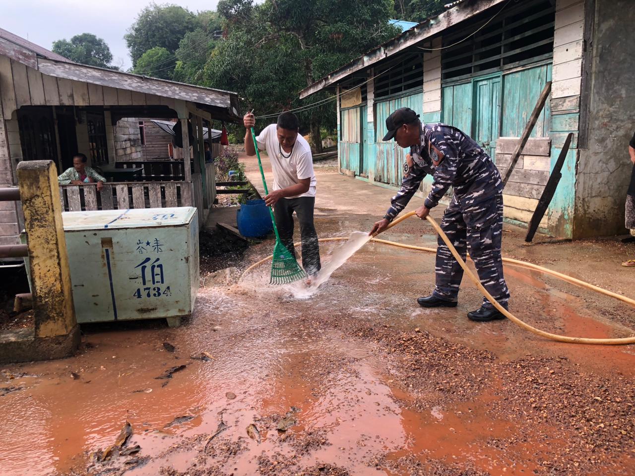 Demi Kenyamanan Pengguna Pelabuhan, Posal Pulau Mas Bersama Warga Masyarakan Bersihkan Pelabuhan