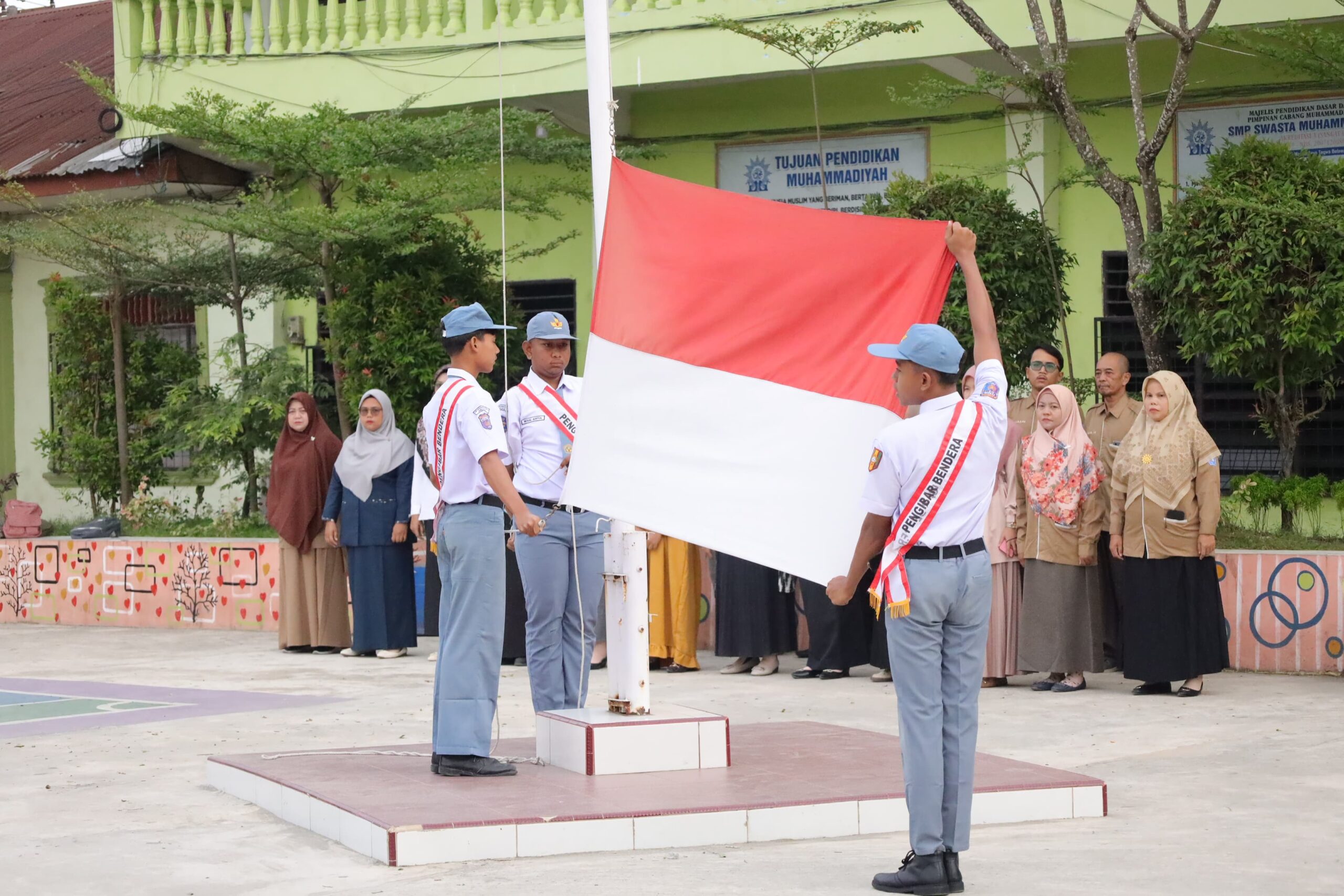 Bina Cinta Tanah Air Kepada Generasi Muda, Kadispotmar Lantamal I Pimpin Upacara Bendera di SMK Muhammadiyah 04 Medan