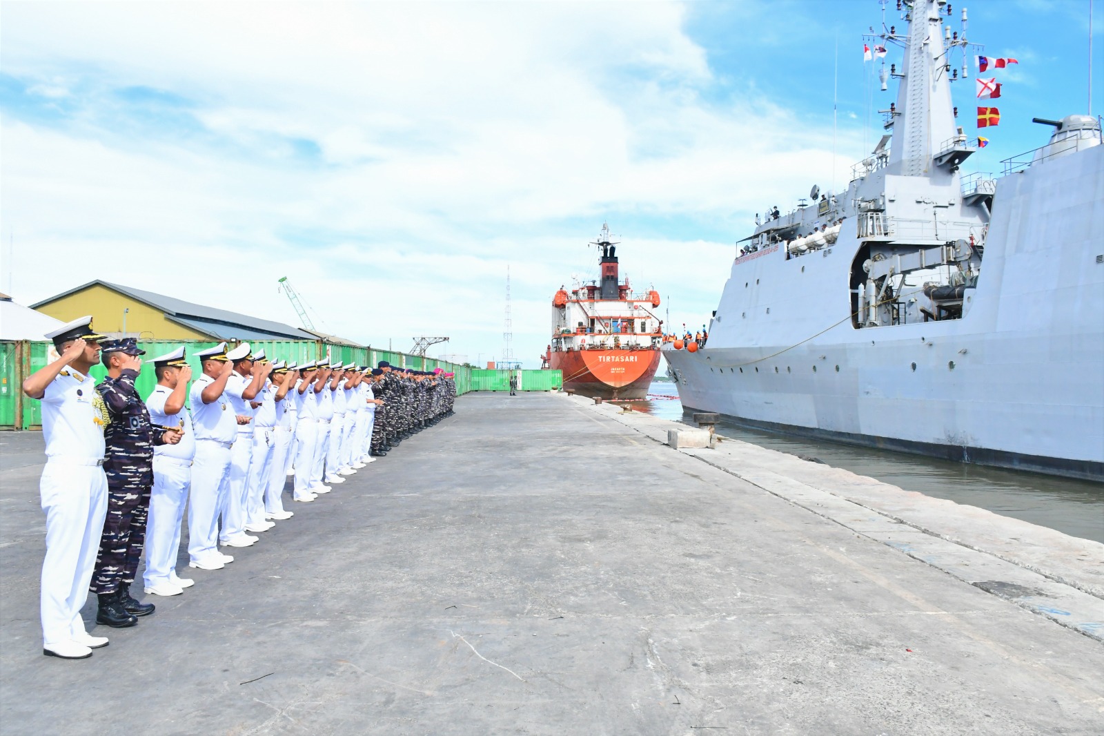 Lantamal I Lepas Keberangkatan Kapal Perang India INS Saryu P54 dan LCU L-55