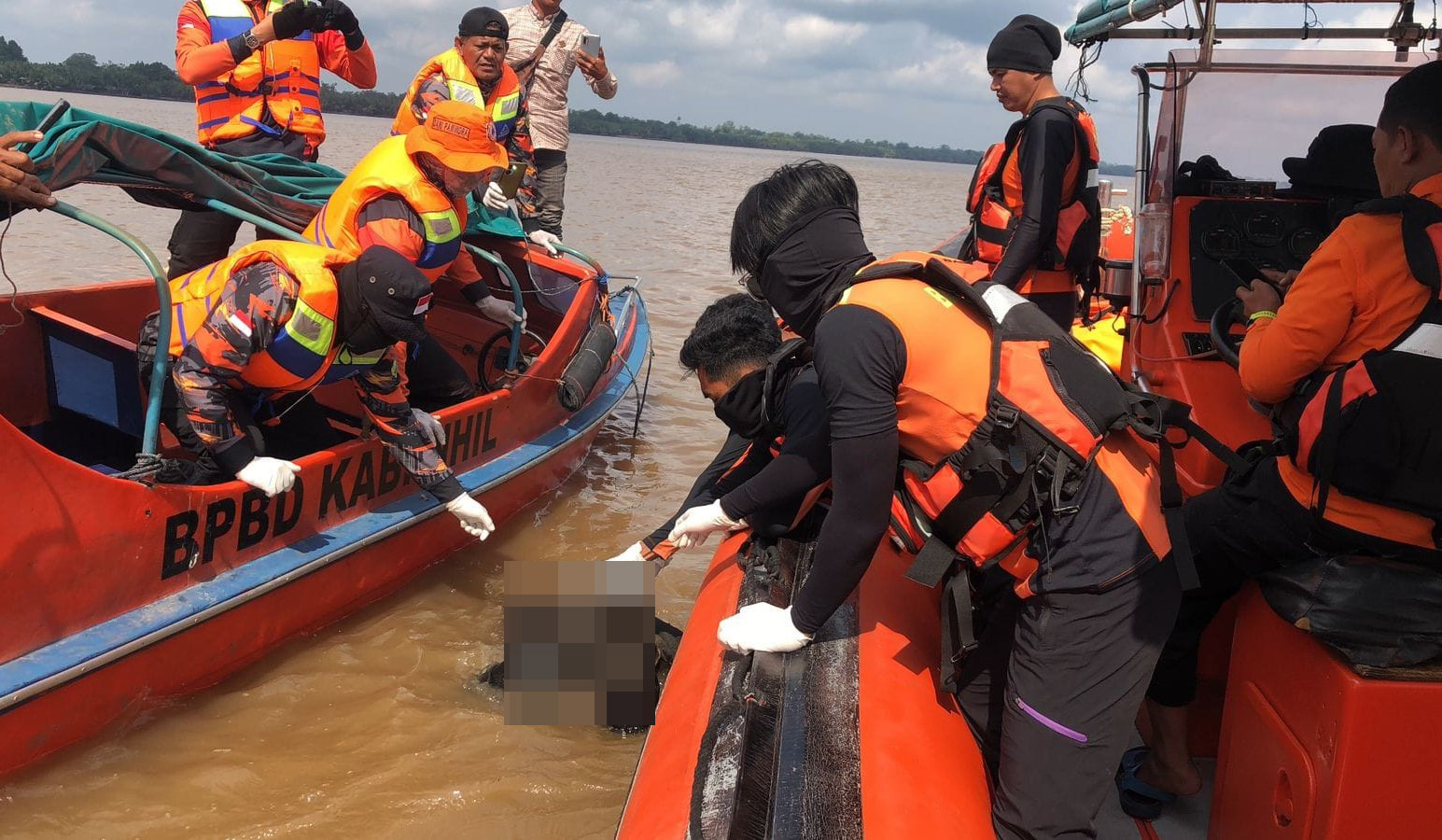 Sinergi Pos TNI Angkatan Laut Tanjung Datuk Bersama Tim SAR Gabungan Berhasil Temukan Korban Kecelakaan Laut di Perairan Tras Jaya