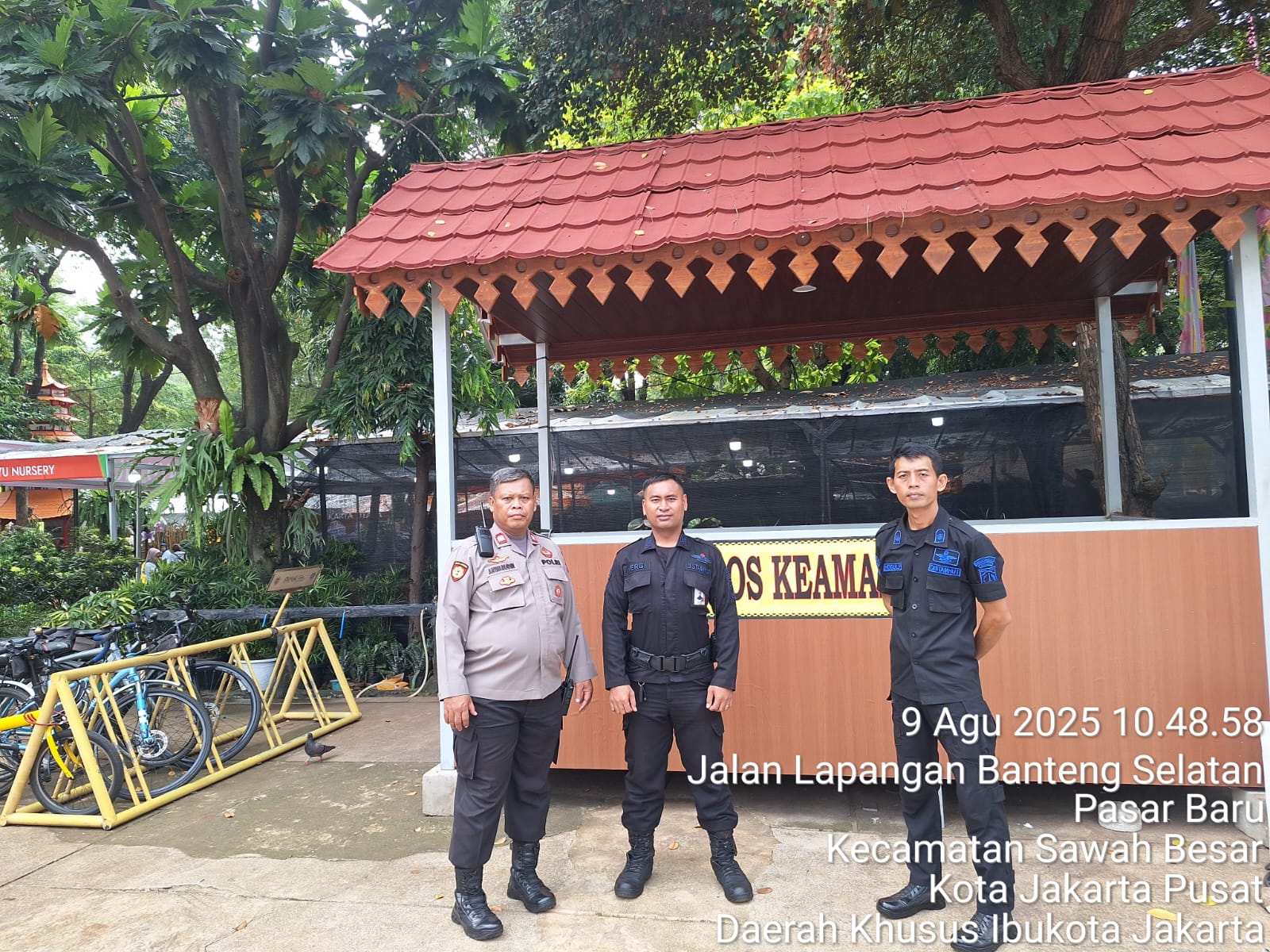 Patroli Jalan Kaki Polsek Sawah Besar Awasi Keamanan Di Pameran Flora Fauna di Lapangan Banteng
