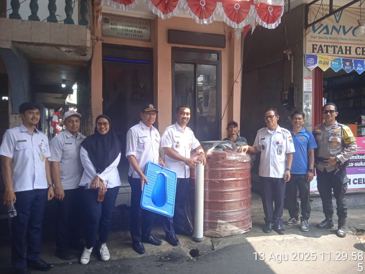 Program Pemerintah Bagikan Septic Tank di RW 08 Kampung Rawa, Polisi Dampingi demi Kelancaran dan Keamanan