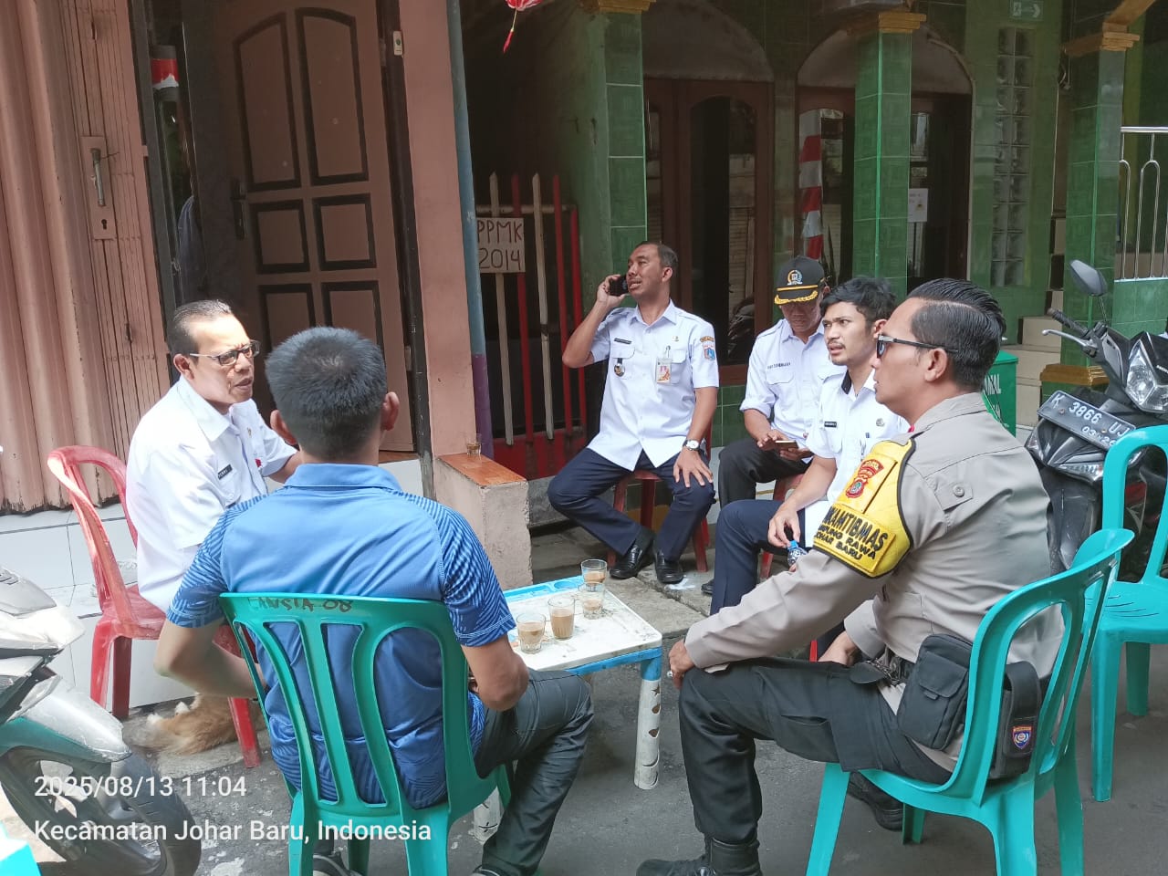 Dekatkan Diri ke Masyarakat, Bhabinkamtibmas Johar Baru Laksanakan Sambang Warga