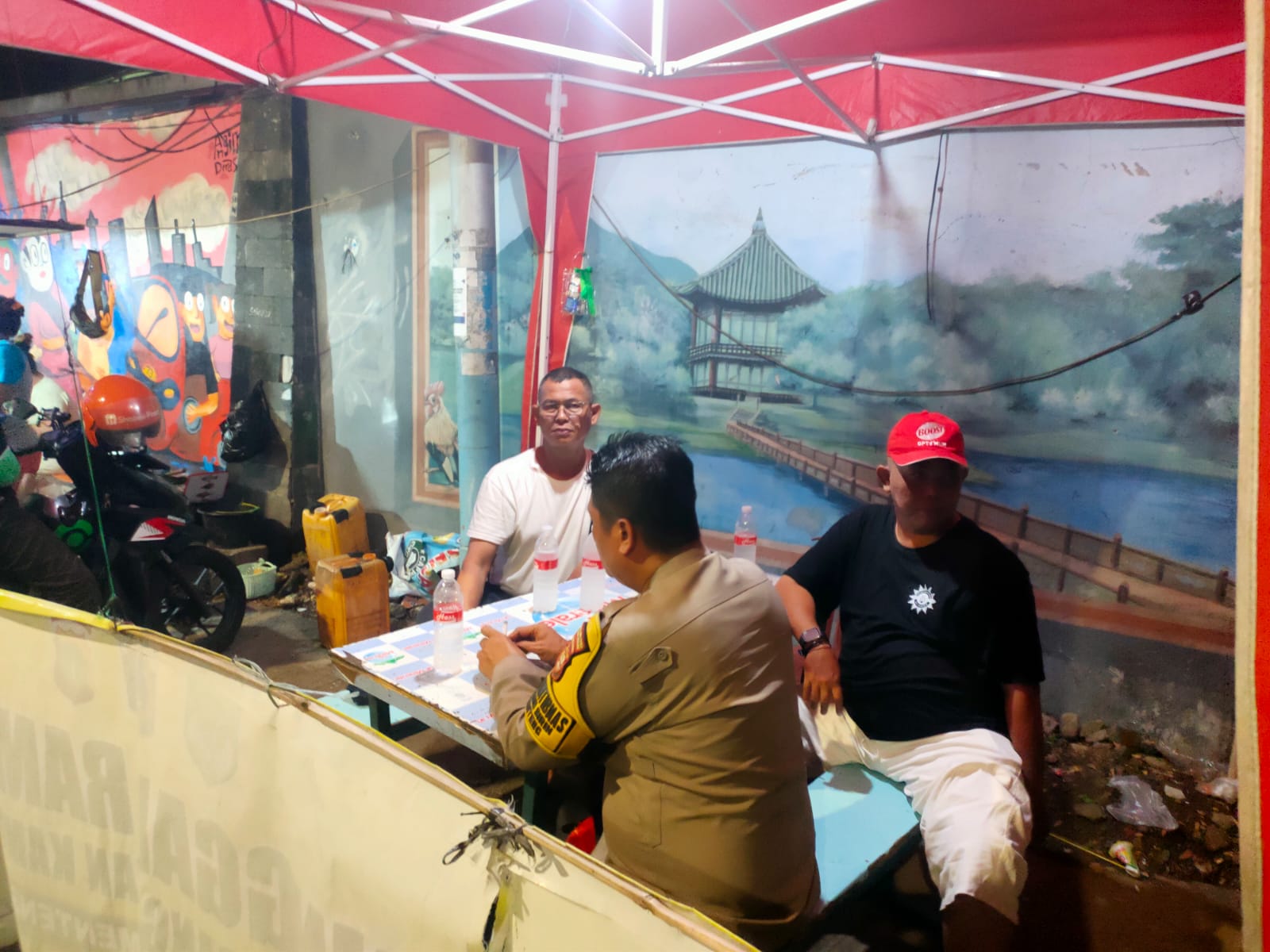 Bhabinkamtibmas Kebon Sirih dan Warga Pantau Keamanan Perbatasan Kalipasir