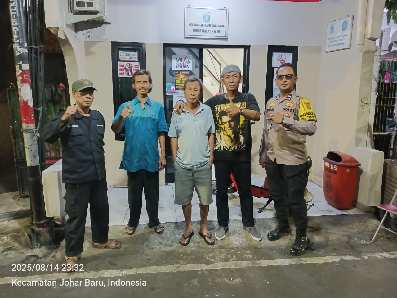 Patroli Malam, Bhabinkamtibmas Kampung Rawa Sambangi Pos Satkamling RW 05