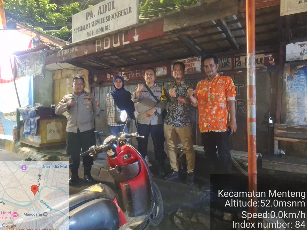 Bhabinkamtibmas Pegangsaan dan Warga Bersinergi Jaga Keamanan Jalan Tambak Ujung