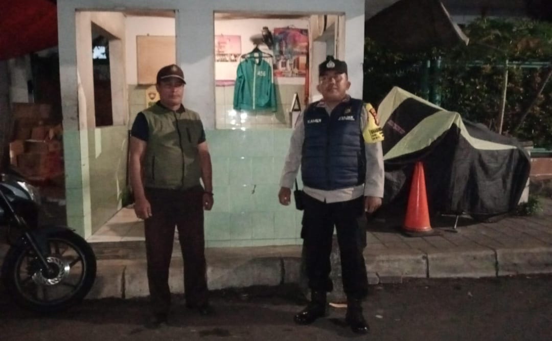 Bhabinkamtibmas Ajak Satkamling Jalan Lombok Perketat Pengawasan Portal
