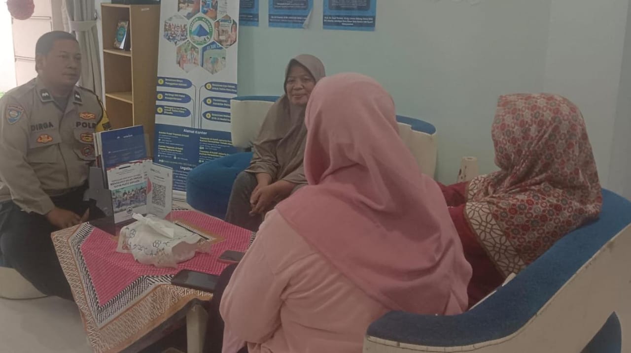 Dekatkan Diri dengan Warga, Bhabinkamtibmas Cempaka Putih Barat Sambang Lingkungan