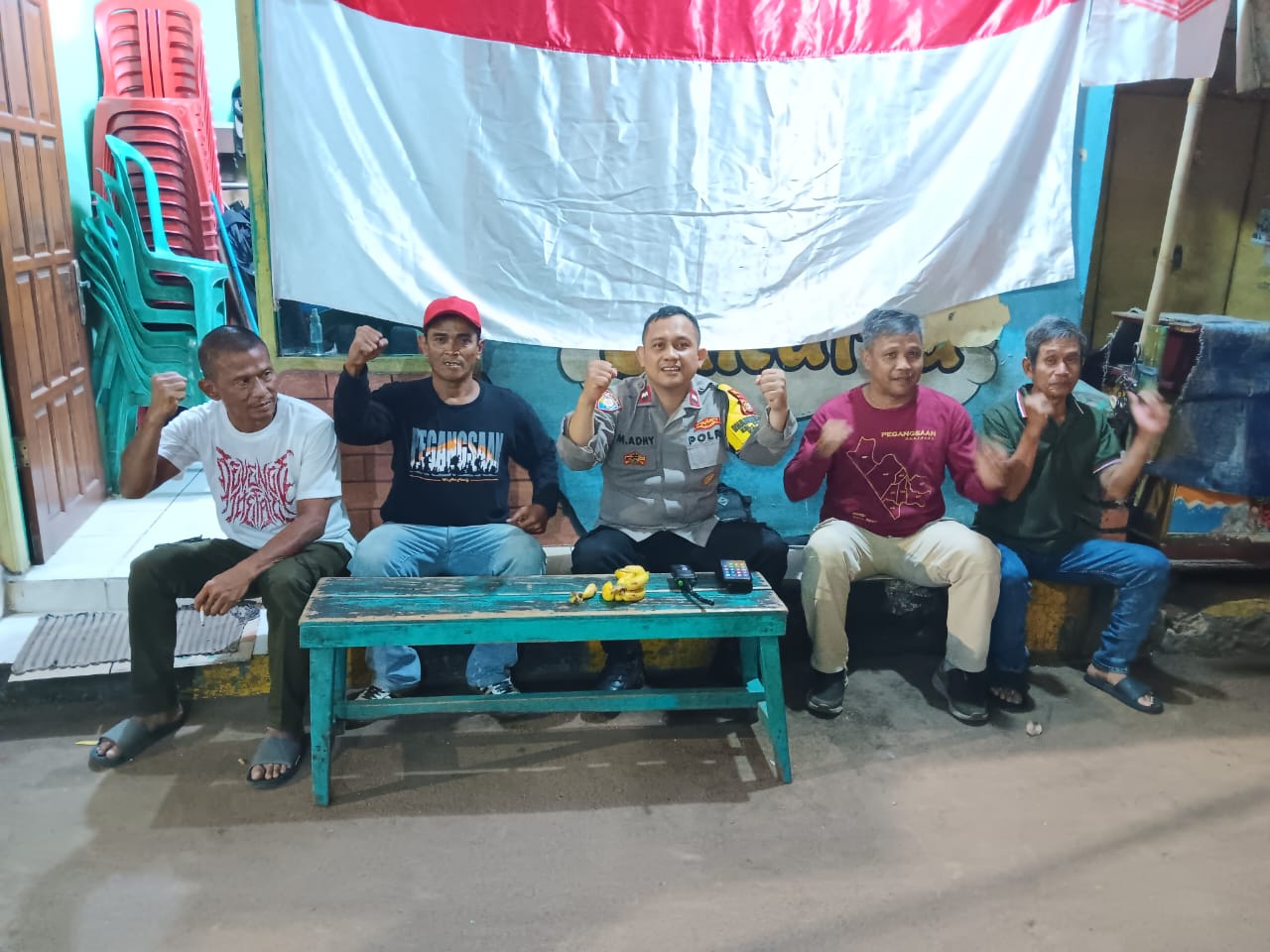 Bhabinkamtibmas Sambangi Satkamling Tambak Ujung, Warga Diminta Tingkatkan Patroli Malam