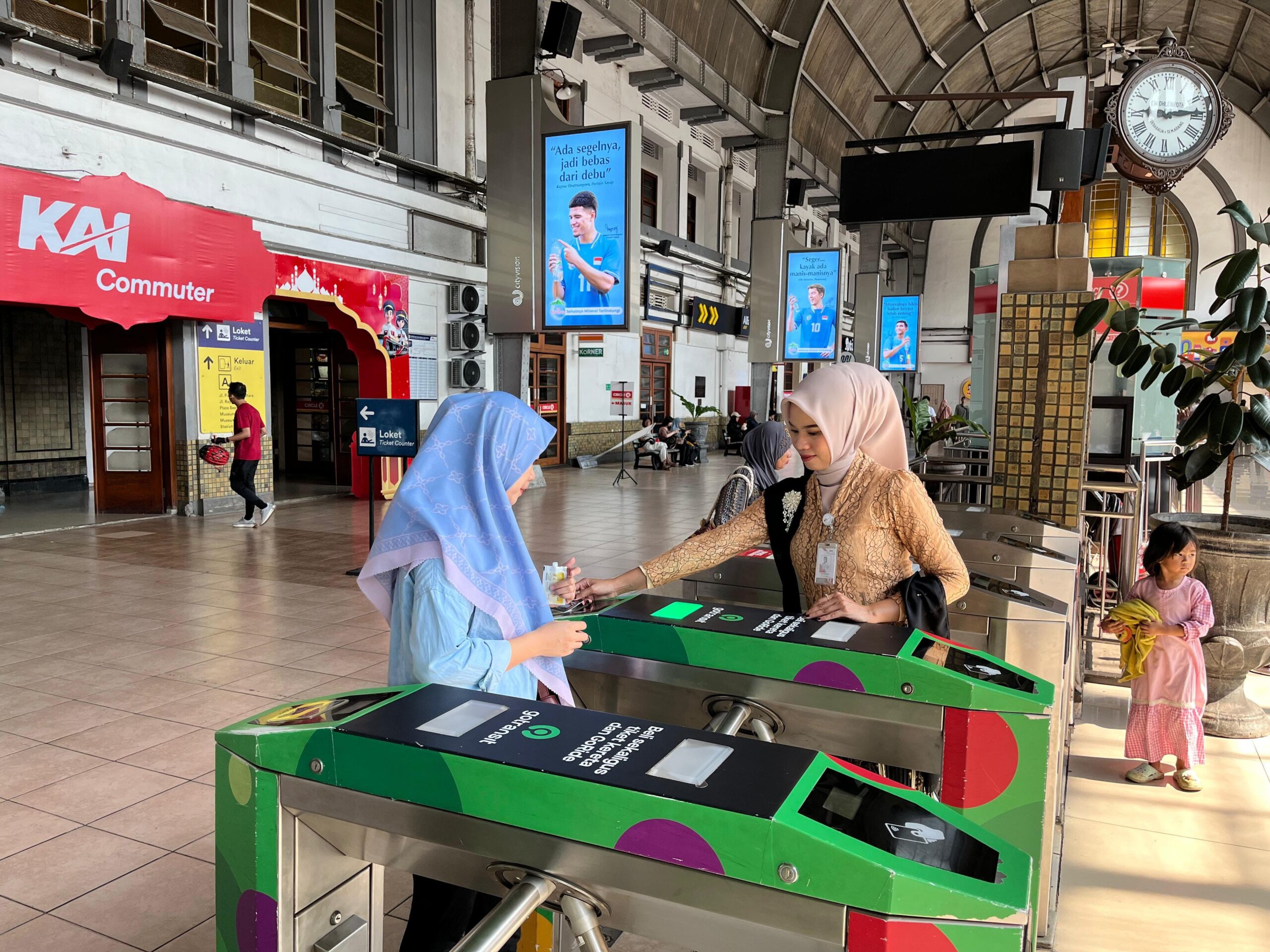 Rayakan HUT Ke-80 RI, KAI Commuter Tampilkan Livery Baru Commuter Line Basoetta