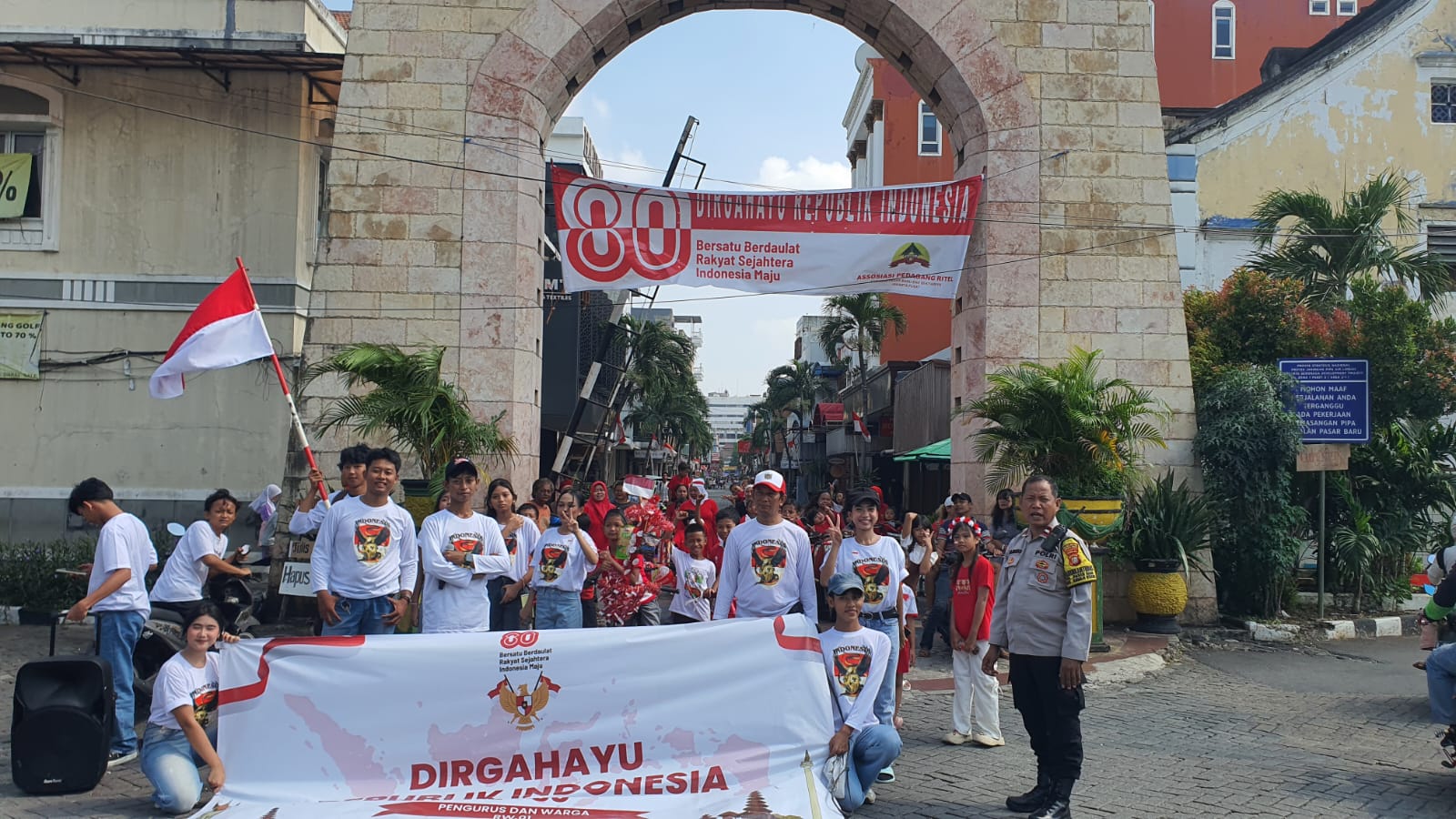 Monitoring Polri Giat Jalan Sehat, Sepeda Hias Warnai Dalam HUT RI ke-80 di Pasar Baru