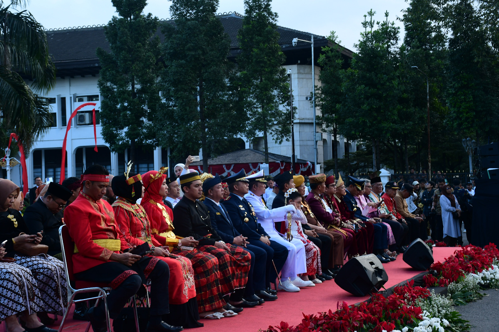Komandan Lanal Bandung Ikuti Upacara Penurunan Bendera Merah Putih Dalam Rangka Hut Ke-80 Kemerdekaan Republik Indonesia Tingkat Provinsi Jawa Barat Tahun 2025