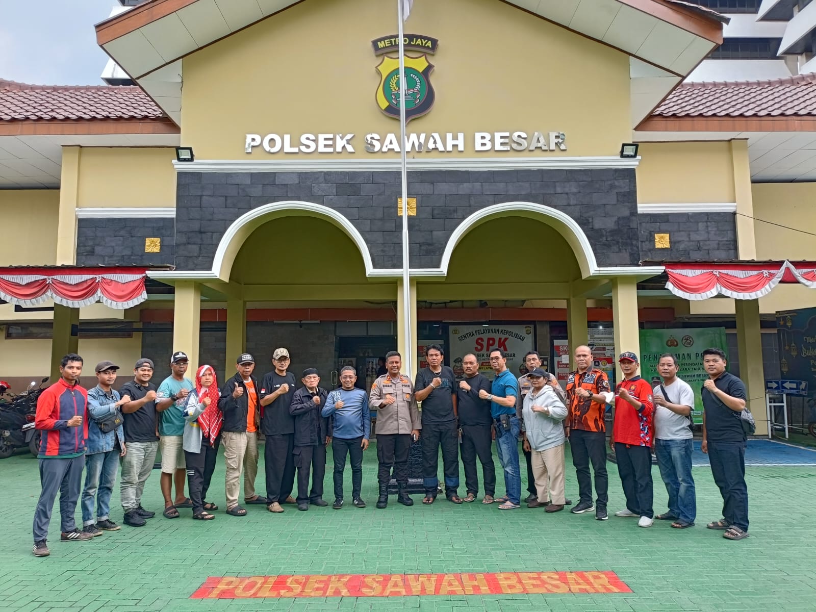 Warga Siaga Bersama Polri Jaga Polsek Sawah Besar, Wujudkan Kamtibmas Aman