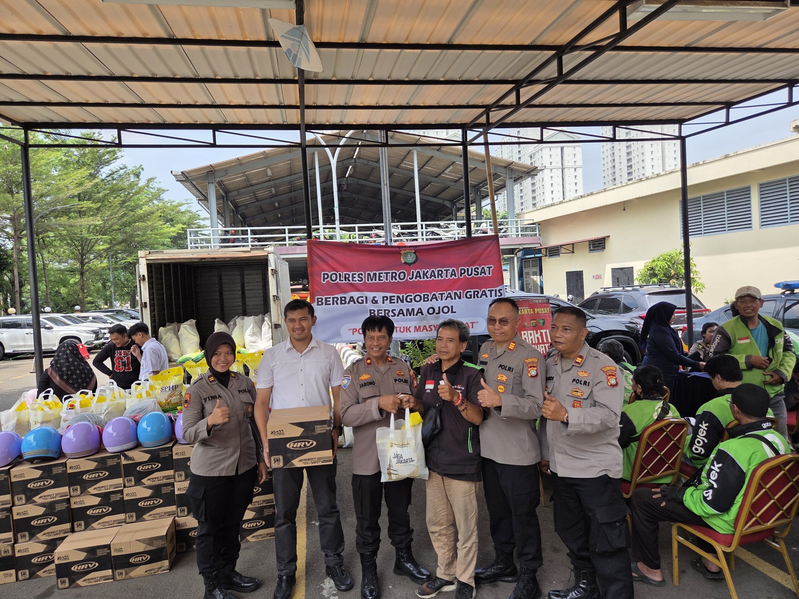 Polres Metro Jakarta Pusat Gelar Pengobatan Gratis dan Bagi Sembako untuk Driver Ojol