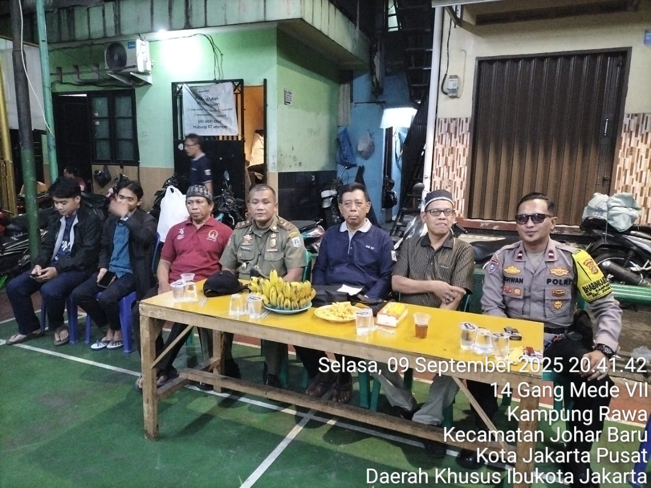 Bhabinkamtibmas Hadiri Pertemuan Rutin Bulanan di RW 03 Kampung Rawa, Perkuat Sinergi Jaga Jakarta Aman