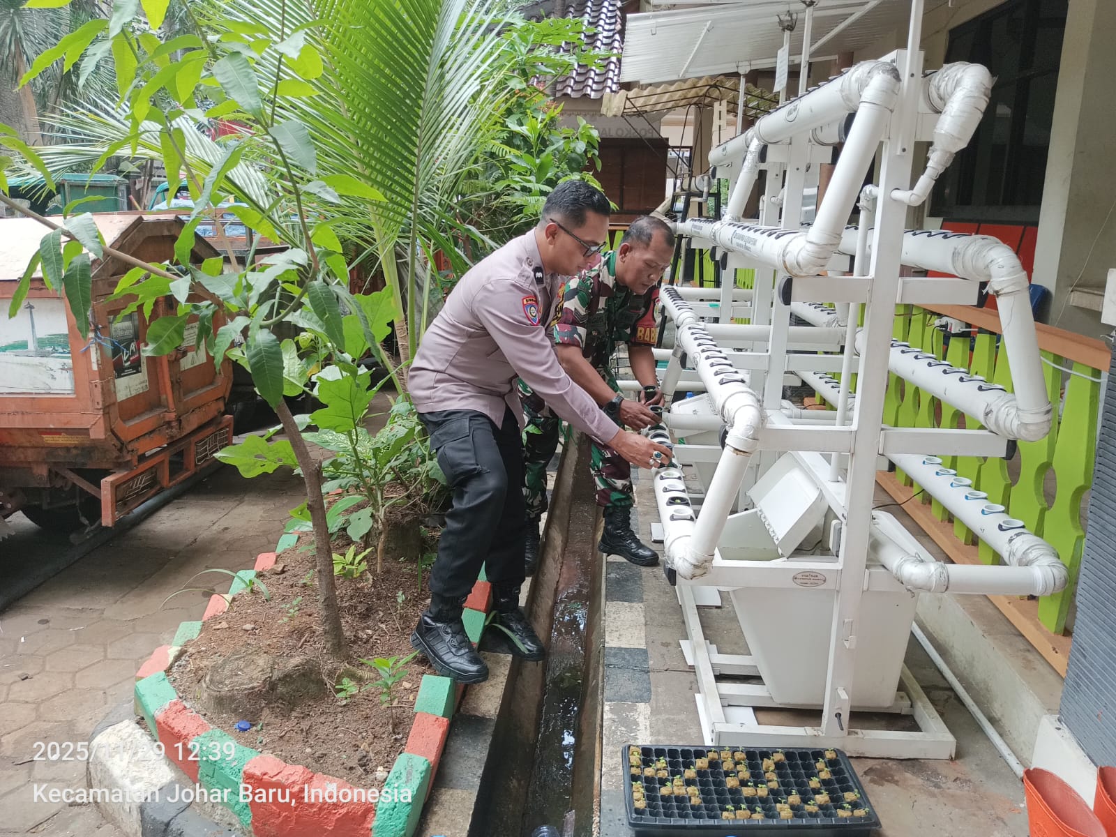 Kolaborasi TNI–Polri, Pemerintah dan Warga Kampung Rawa Dorong Swasembada Pangan lewat Tanaman Hidroponik