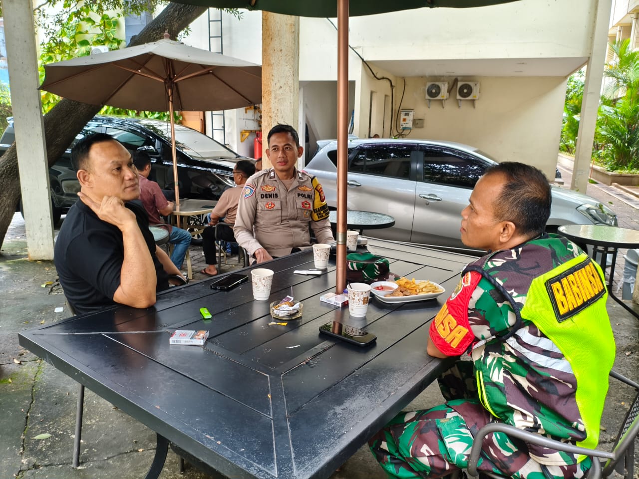 Bhabinkamtibmas – Babinsa Kebon Melati Hadir di Tengah Warga, Ajak Waspada Bencana Musim Penghujan