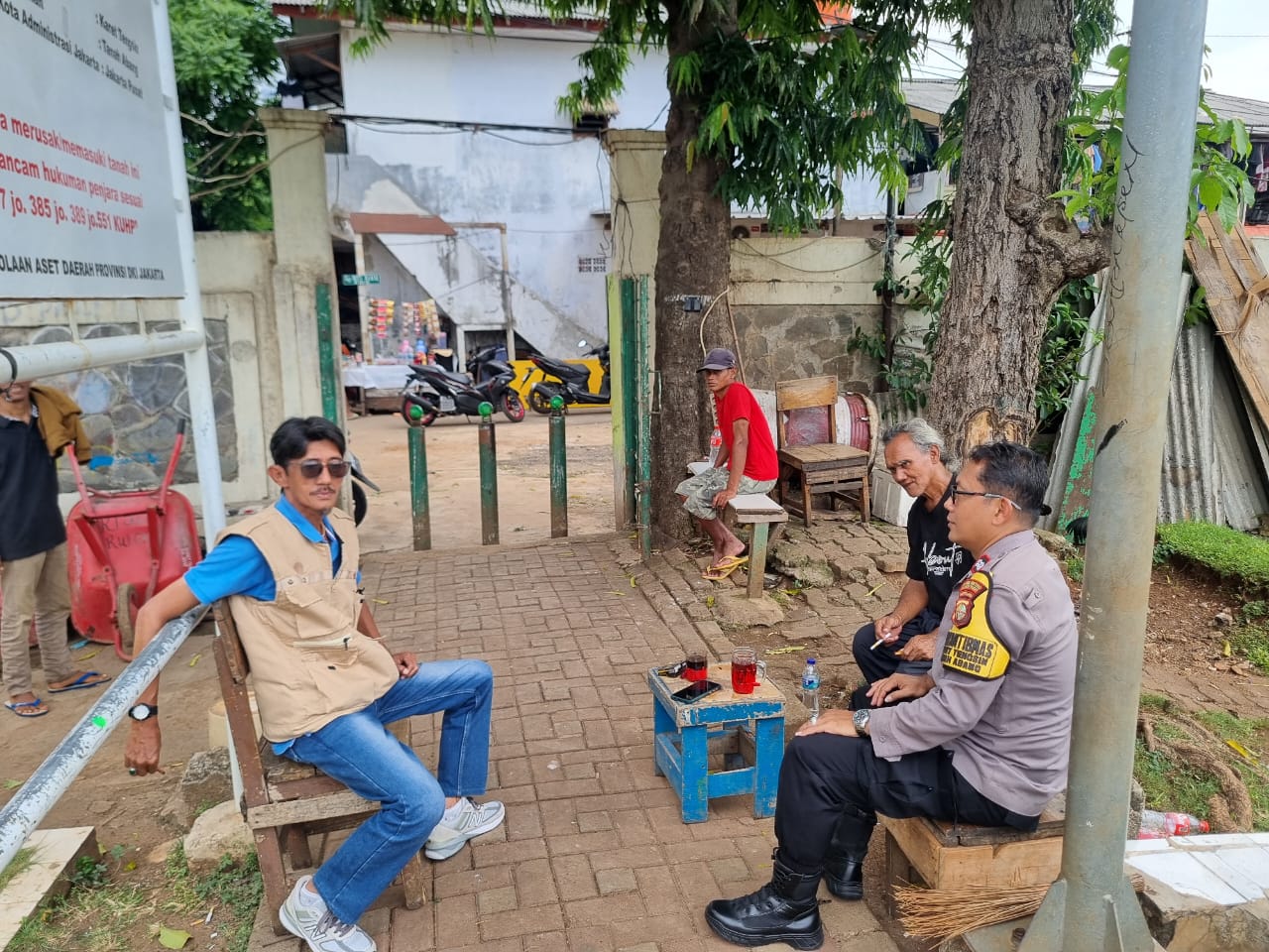 Cooling System Bhabinkamtibmas Karet Tengsin, Perkuat Koordinasi Cegah Tawuran dan Kejahatan Dengan Ketua RW 02 dan Ketua LMK