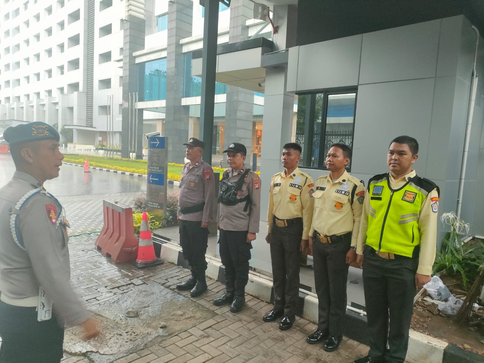 Polsek Metro Tanah Abang Gelar Apel Pelayanan Unras Aliansi Pemuda dan Pelajar Indonesia di BPK RI