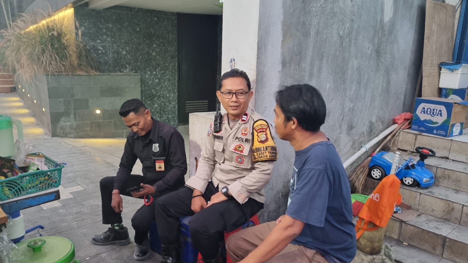 Upaya Preventif Bhabinkamtibmas Karet Tengsin melalui Patroli Dialogis di Wilayah RT 10/06