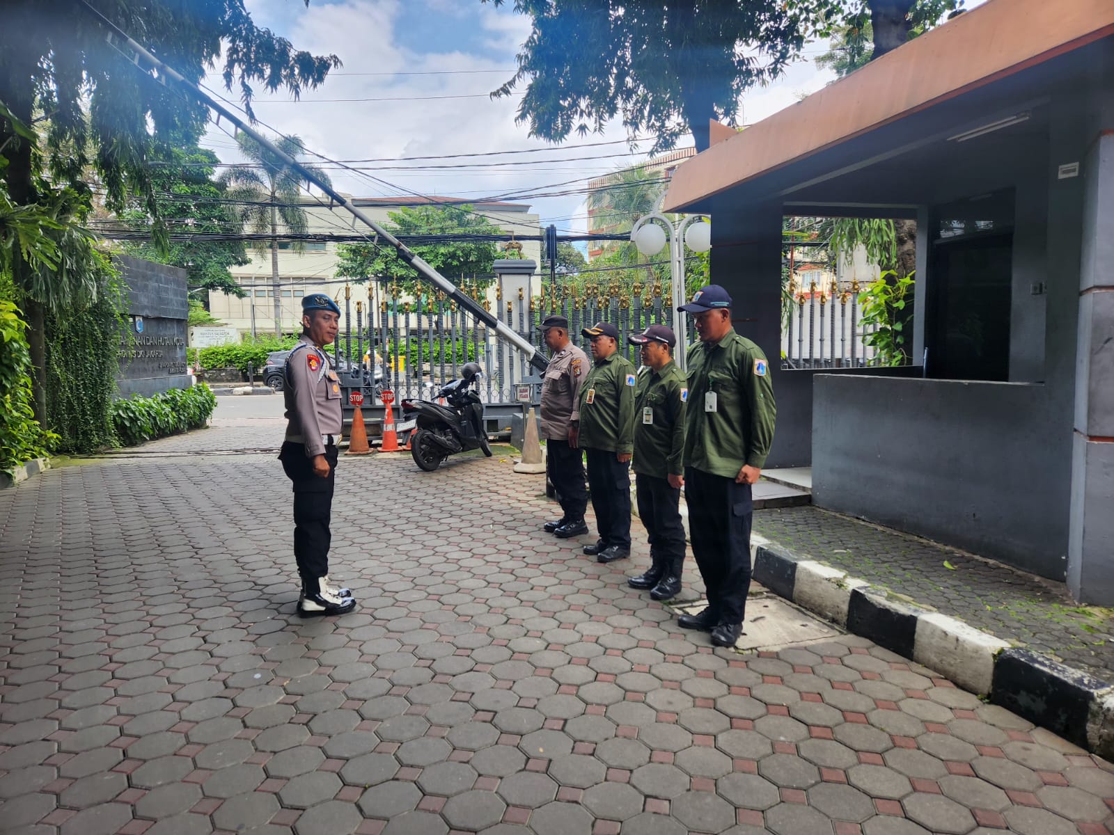Apel Persiapan Pelayanan Aksi Penyampaian Pendapat di Muka Umum di Kantor Dinas Pertamanan dan Hutan Kota DKI Jakarta