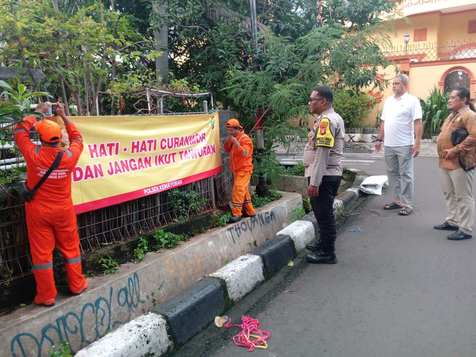Cegah Curanmor dan Tawuran, Polri Pasang Spanduk Imbauan di Wilayah Sumur Batu