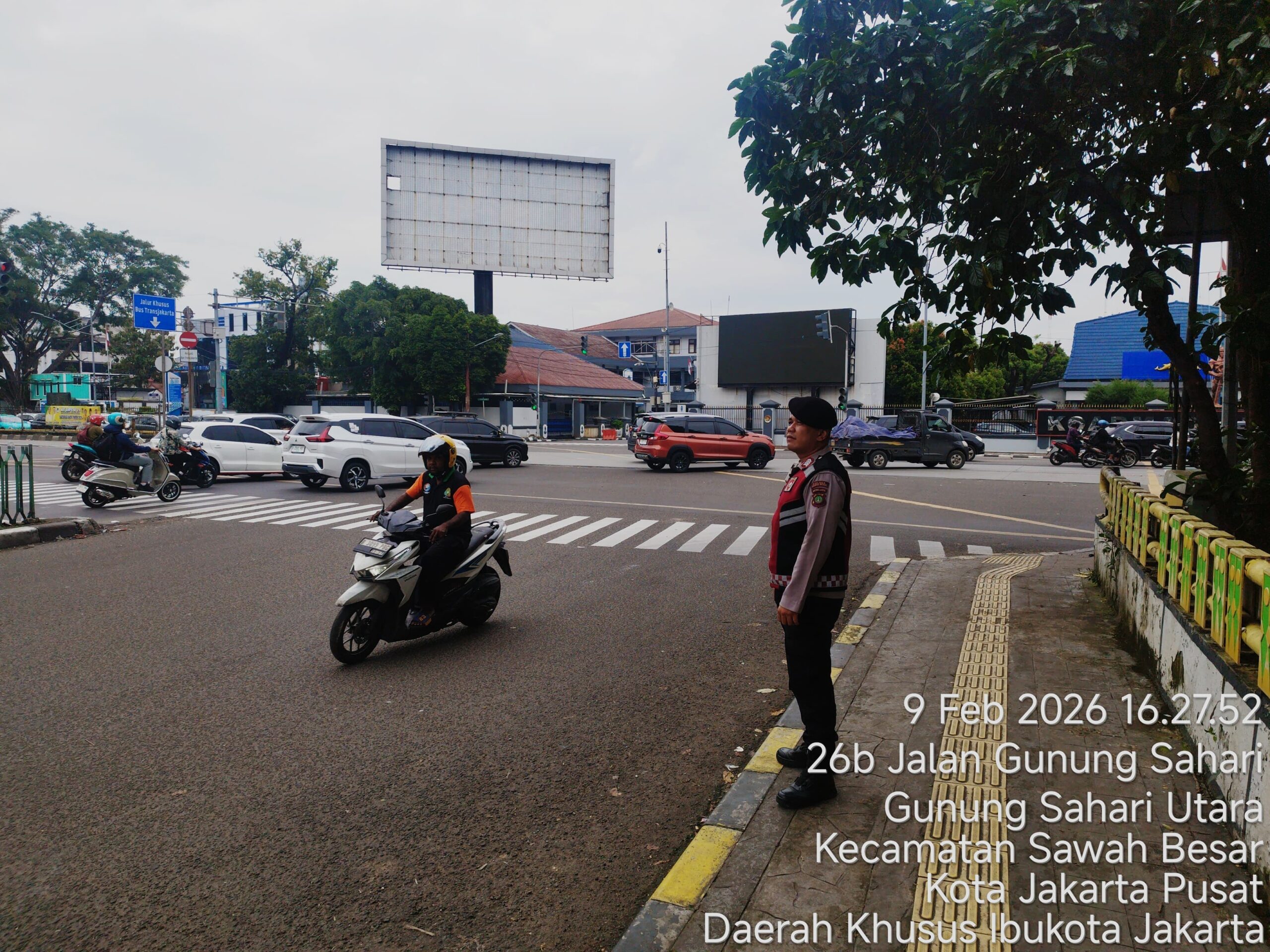 Polisi Atur Lalu Lintas di Sejumlah Titik Sawah Besar, Arus Kendaraan Ramai Lancar