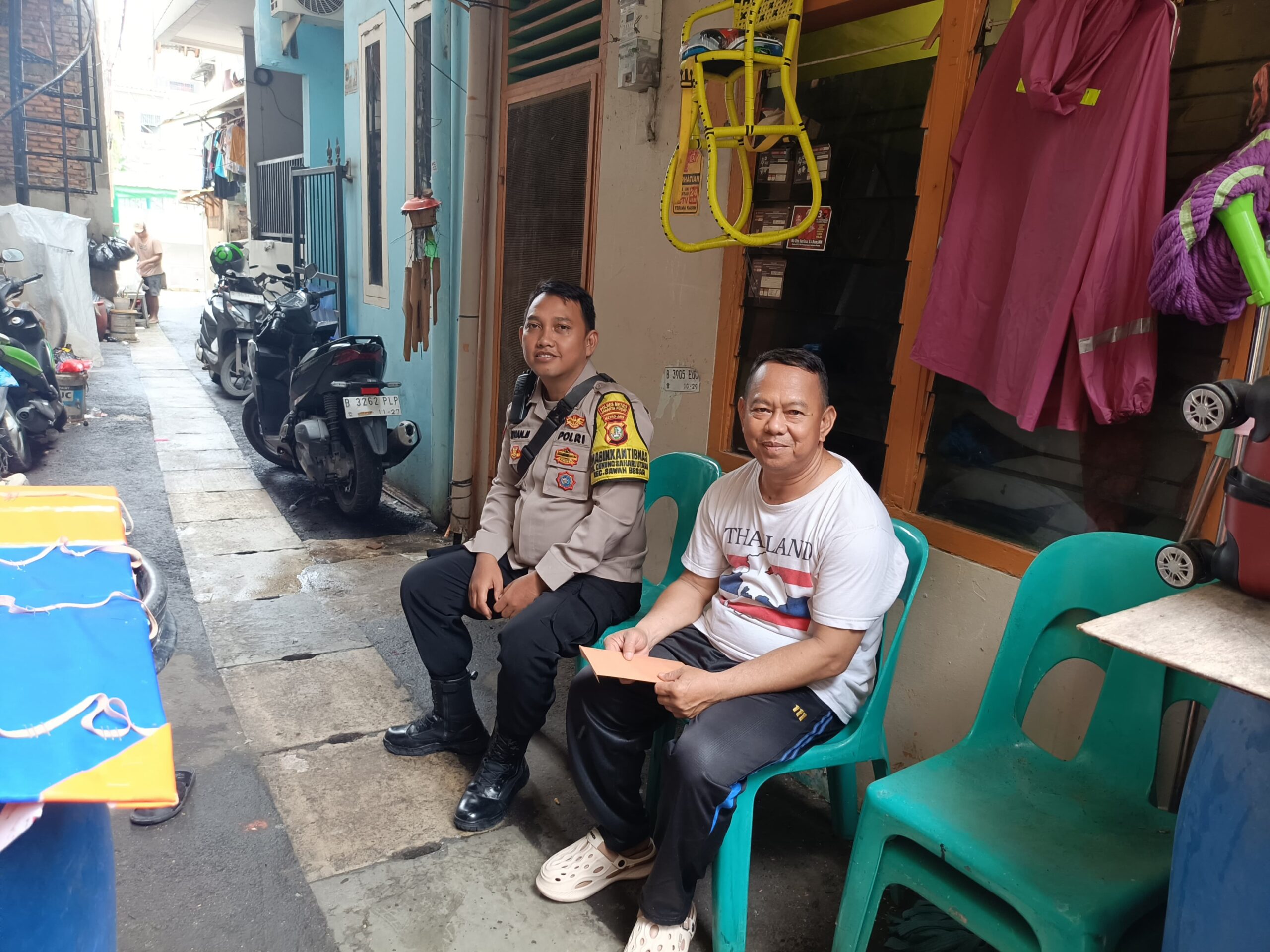 Bhabinkamtibmas Gunung Sahari Utara Sambangi Ketua RW, Sampaikan Imbauan Kamtibmas