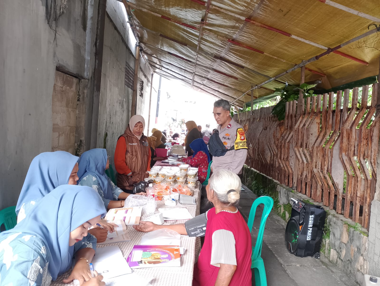 Polisi Dampingi Kegiatan Posyandu Balita dan Lansia di Kartini Sawah Besar