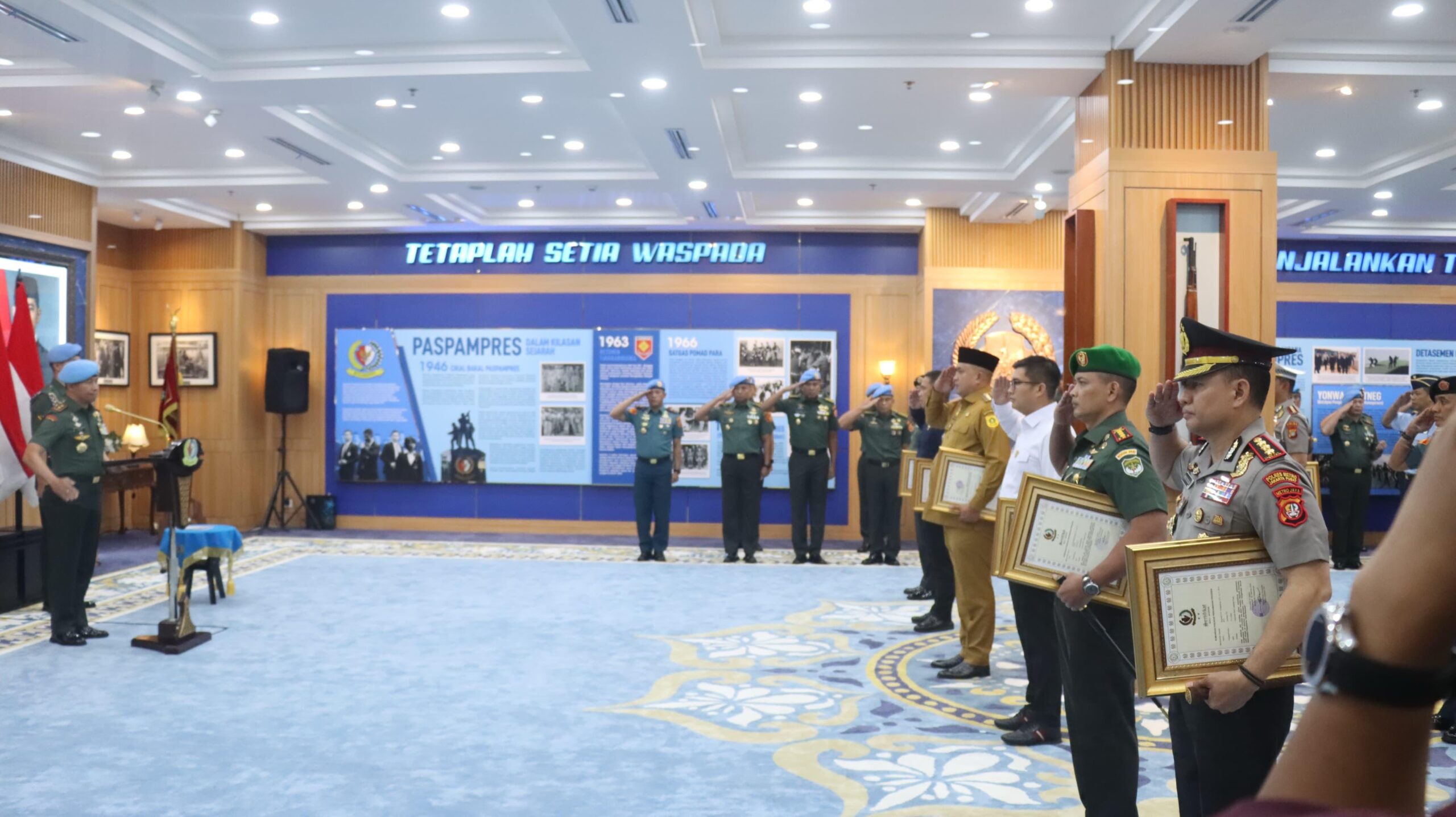 Kapolres Jakpus Terima Brevet Kehormatan ‘Setia Waspada’ dari Paspampres