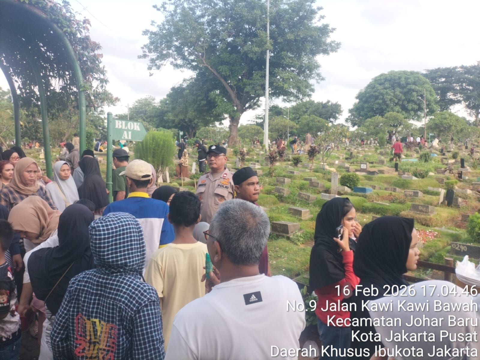 Monitoring Ziarah Jelang Ramadhan, Polisi Pastikan TPU Kawi-Kawi Aman dan Kondusif