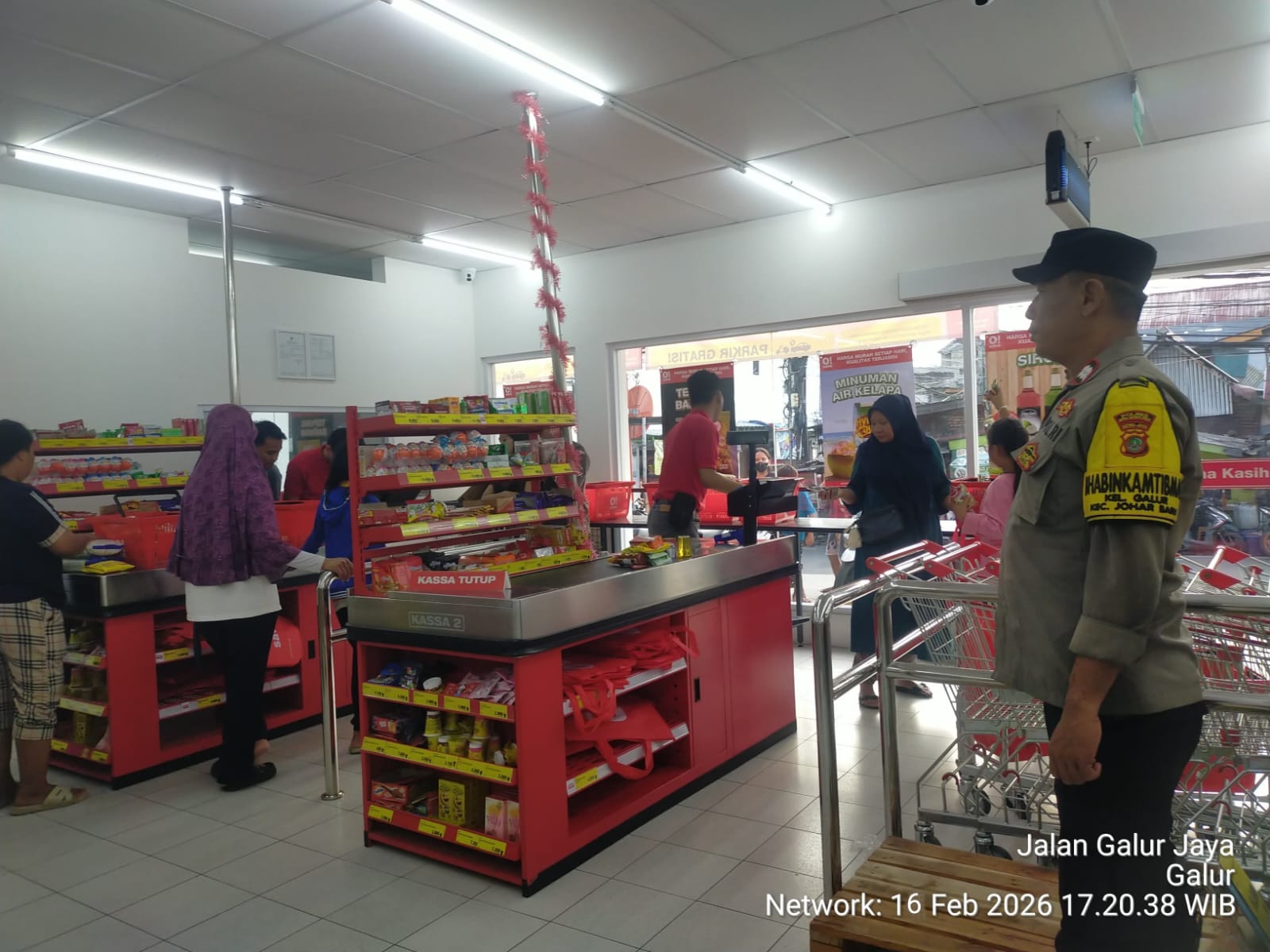 Pastikan Keamanan Lingkungan Usaha, Polisi Sambangi Mini Market O! Save Galur