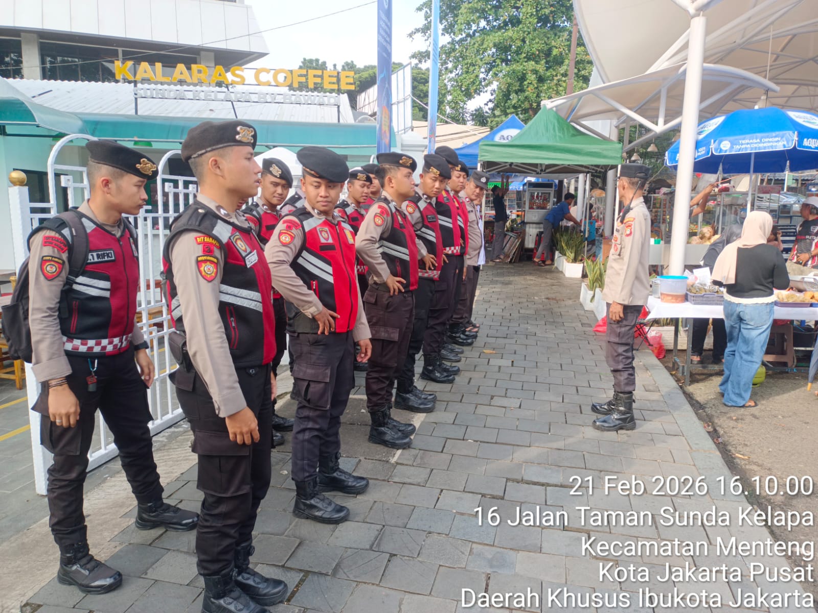 Ciptakan Ramadhan Aman, Polsek Metro Menteng Amankan Pasar Tumpah Masjid Agung Sunda Kelapa