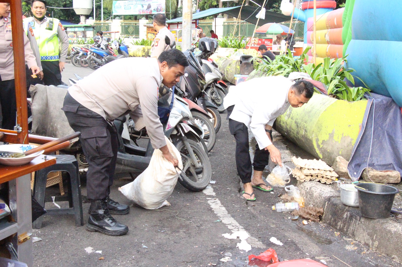 Bang Jasri Polri Hadir di Kemayoran, Aksi Bersih Masjid di Bulan Suci