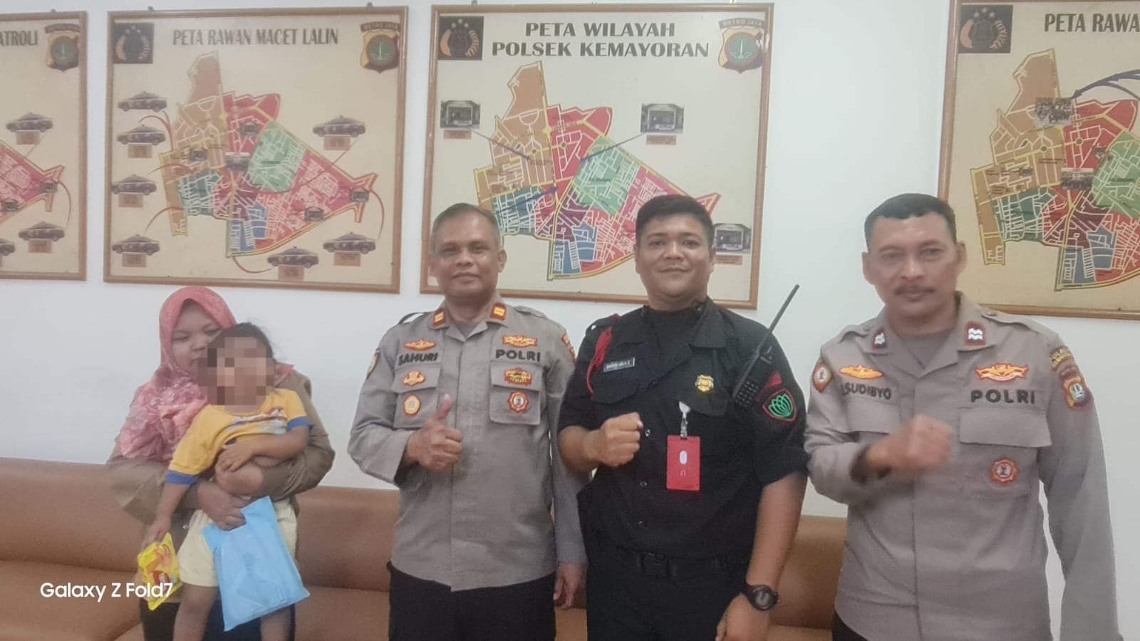 Aksi Cepat Polisi, Balita Tersesat di Kemayoran Kembali ke Pelukan Orang Tua