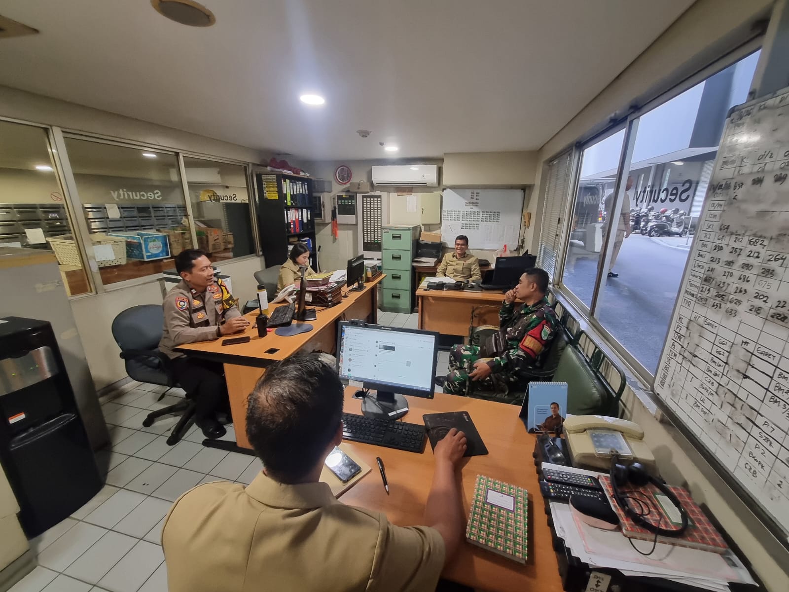 Sambang Kamtibmas, Bhabinkamtibmas Karet Tengsin Tingkatkan Koordinasi dengan Security Perkantoran di Sudirman