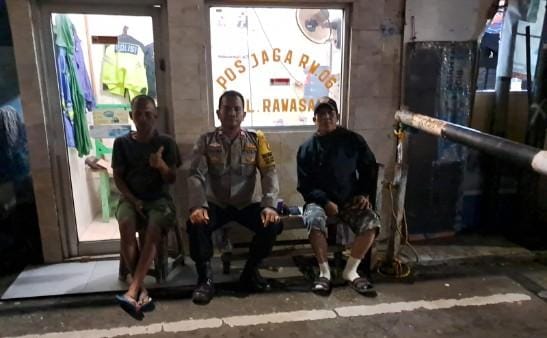 Polisi Menyapa Warga Saat Dini Hari, Bhabinkamtibmas Sambangi Pos Satkamling Rawasari