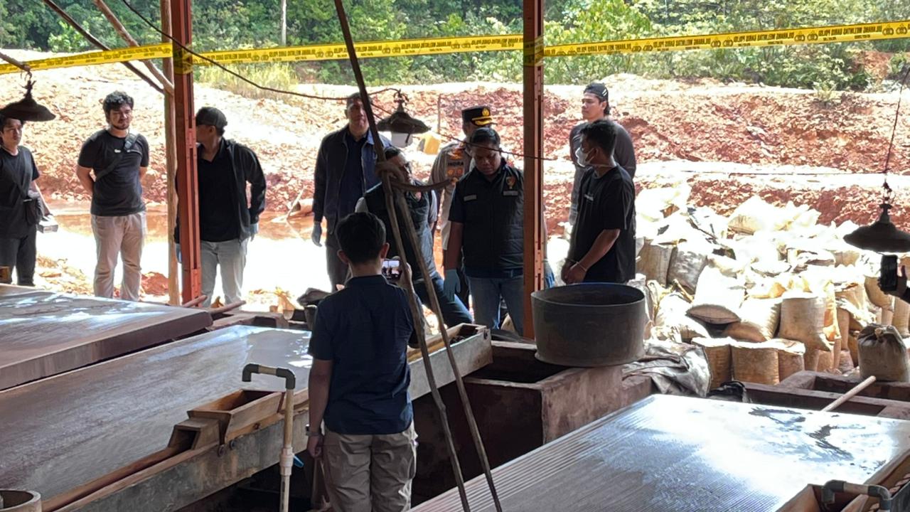Polri Bongkar Penambangan Ilegal dan Penyelundupan Pasir Timah ke Malaysia, 7 Tersangka Diamankan