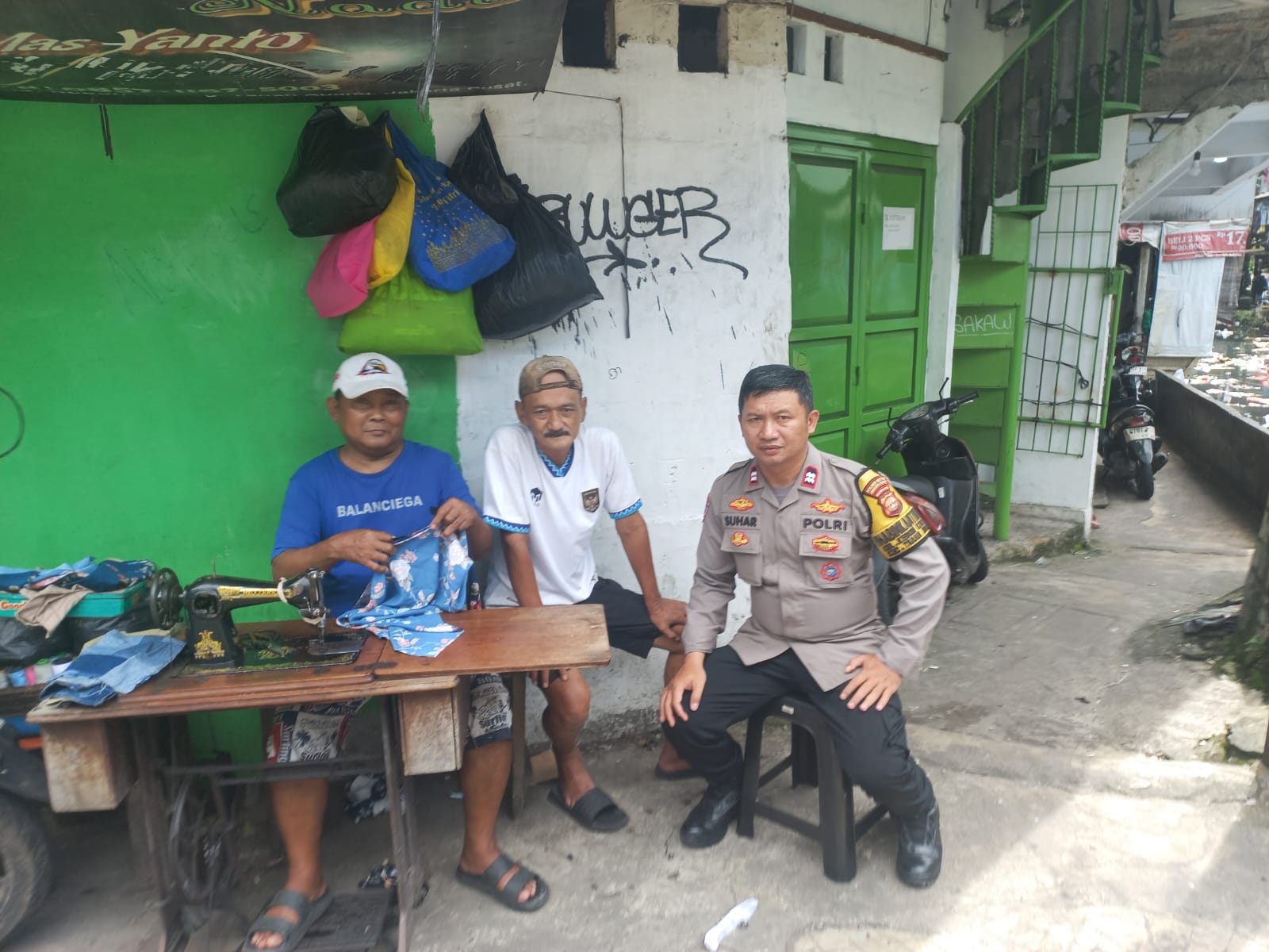 Bhabinkamtibmas Ajak Warga RW 09 Kebon Kacang Aktifkan Siskamling dan Cegah Tawuran