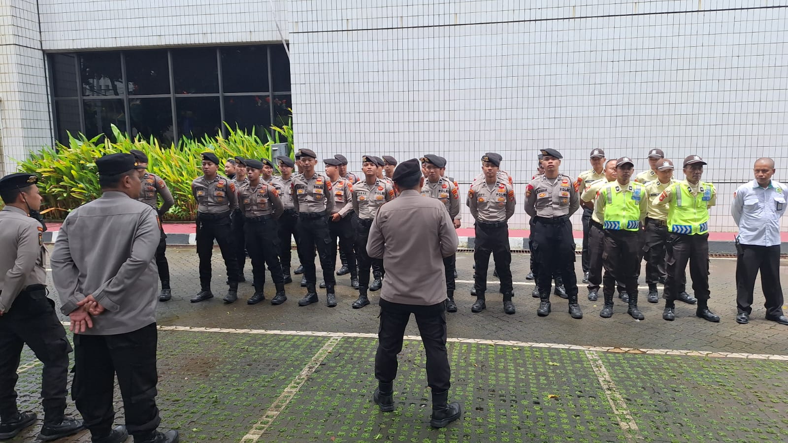 Kanit Samapta Pimpin Apel Pelayanan Aksi Mahasiswa di Kementerian Agama Jakarta Pusat