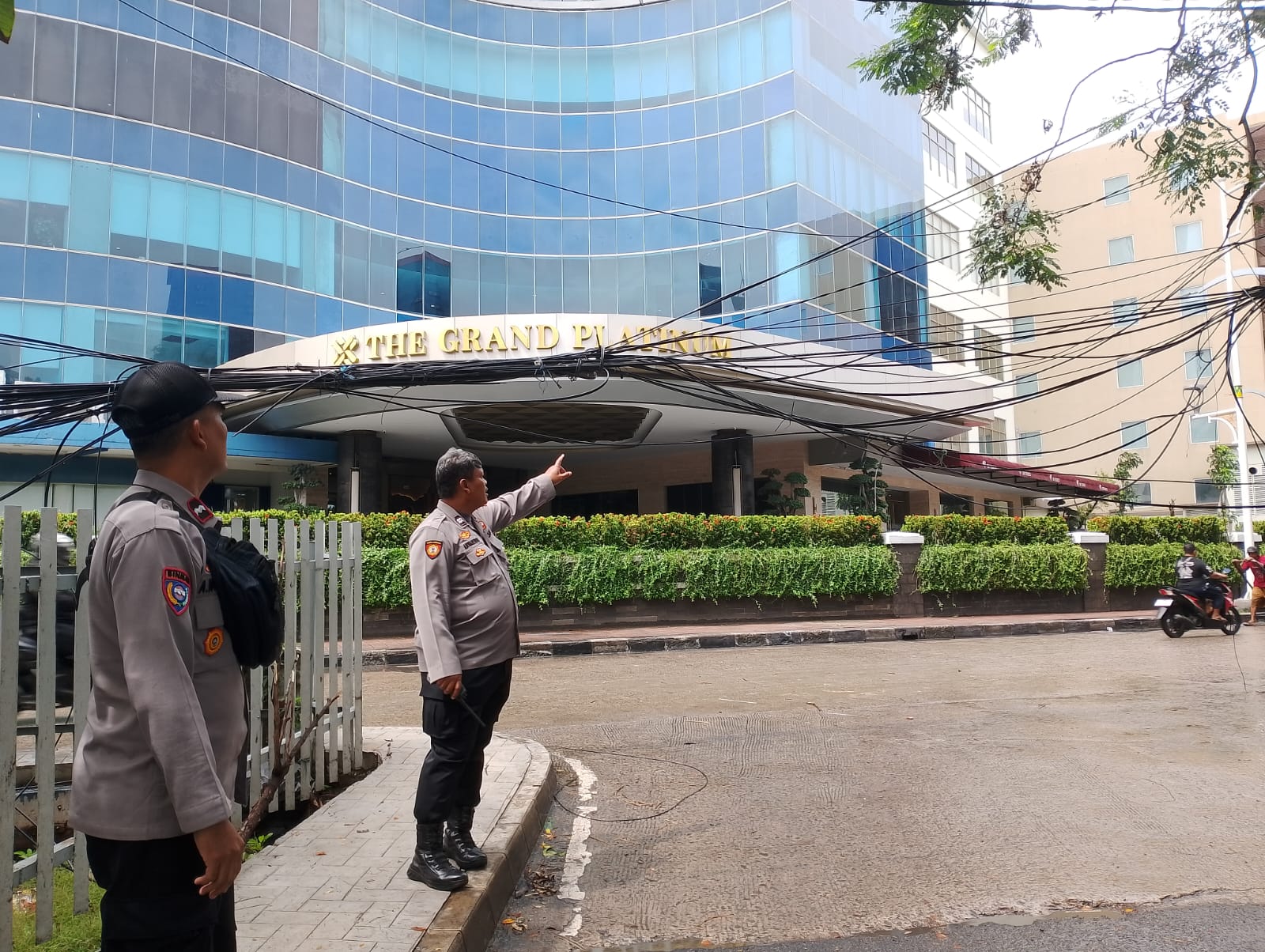 Respon Aduan Call Center 110, Polsek Sawah Besar Amankan Kabel Menjuntai di Mangga Besar