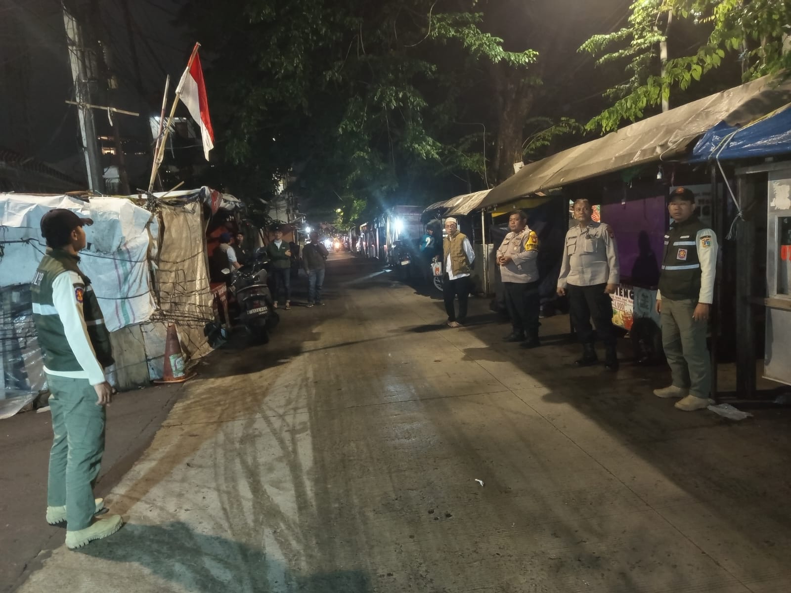 Antisipasi Gangguan Kamtibmas Saat Sahur, Bhabinkamtibmas Petamburan dan Tiga Pilar Lakukan Monitoring Wilayah