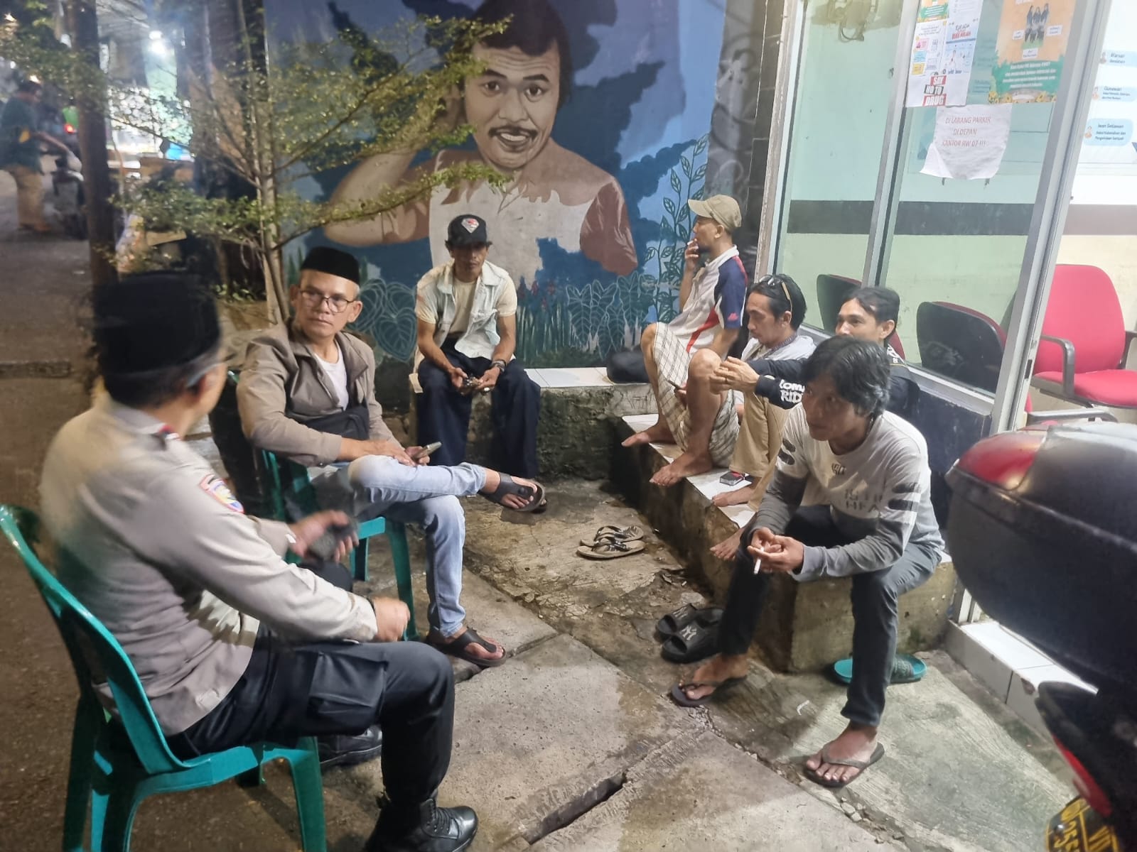 Antisipasi Gangguan Kamtibmas Saat Sahur, Bhabinkamtibmas Karet Tengsin Laksanakan Patroli dan Sambang Pos RW 07