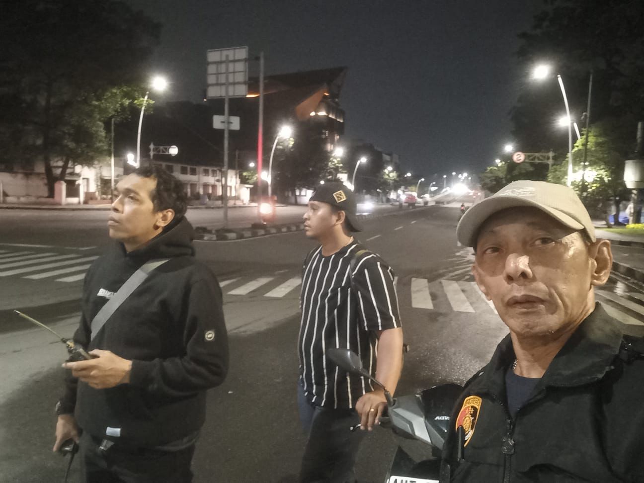 Personel Polsek Tanah Abang Monitoring Pos Pantau Ramadhan di Depan Pasar Blok F untuk Antisipasi Gangguan Kamtibmas